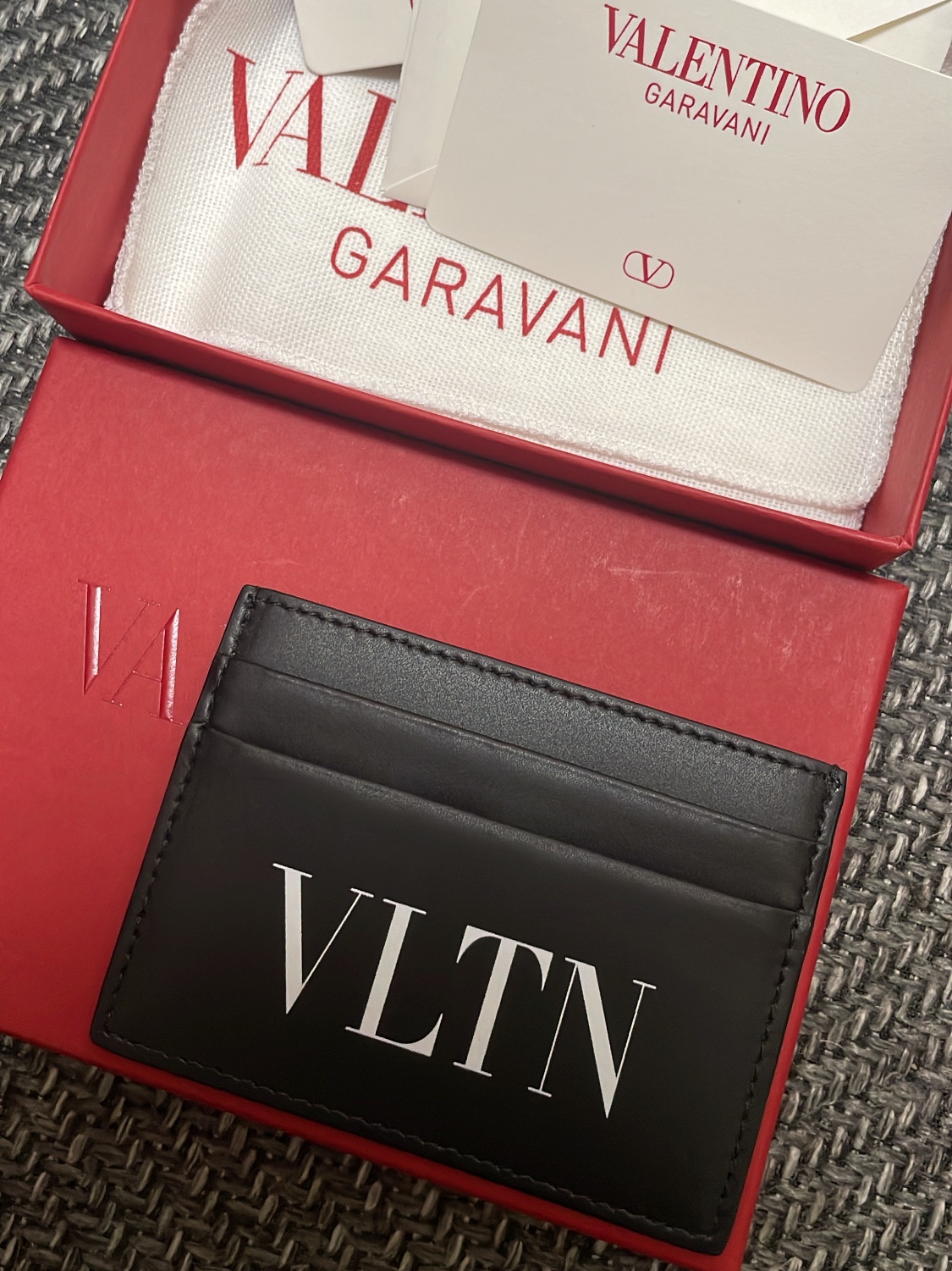 Valentino Logo Signature Single Card Holder Black 착용 스타일