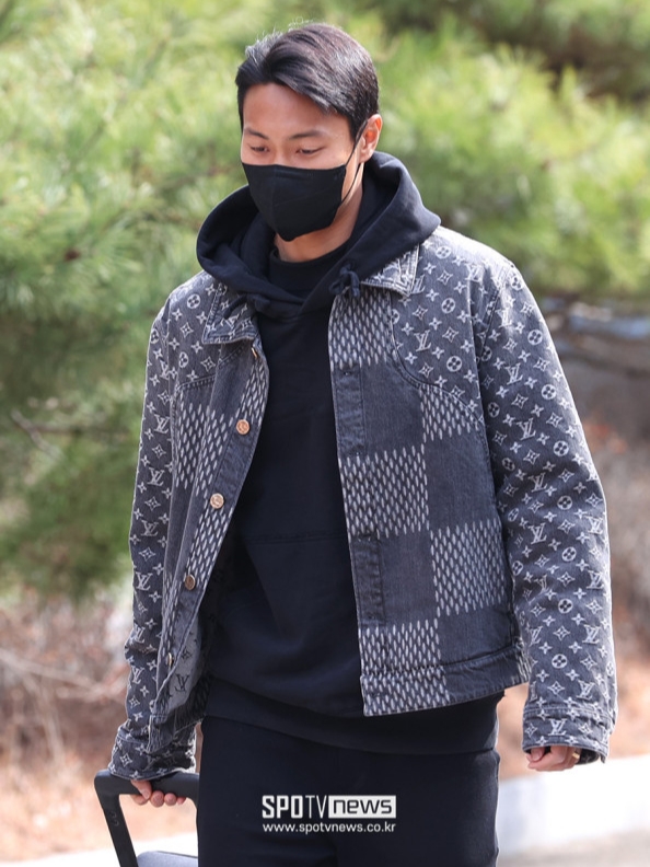 Louis Vuitton x Nigo Giant Damier Waves Monogram Denim Jacket Black 착용 스타일