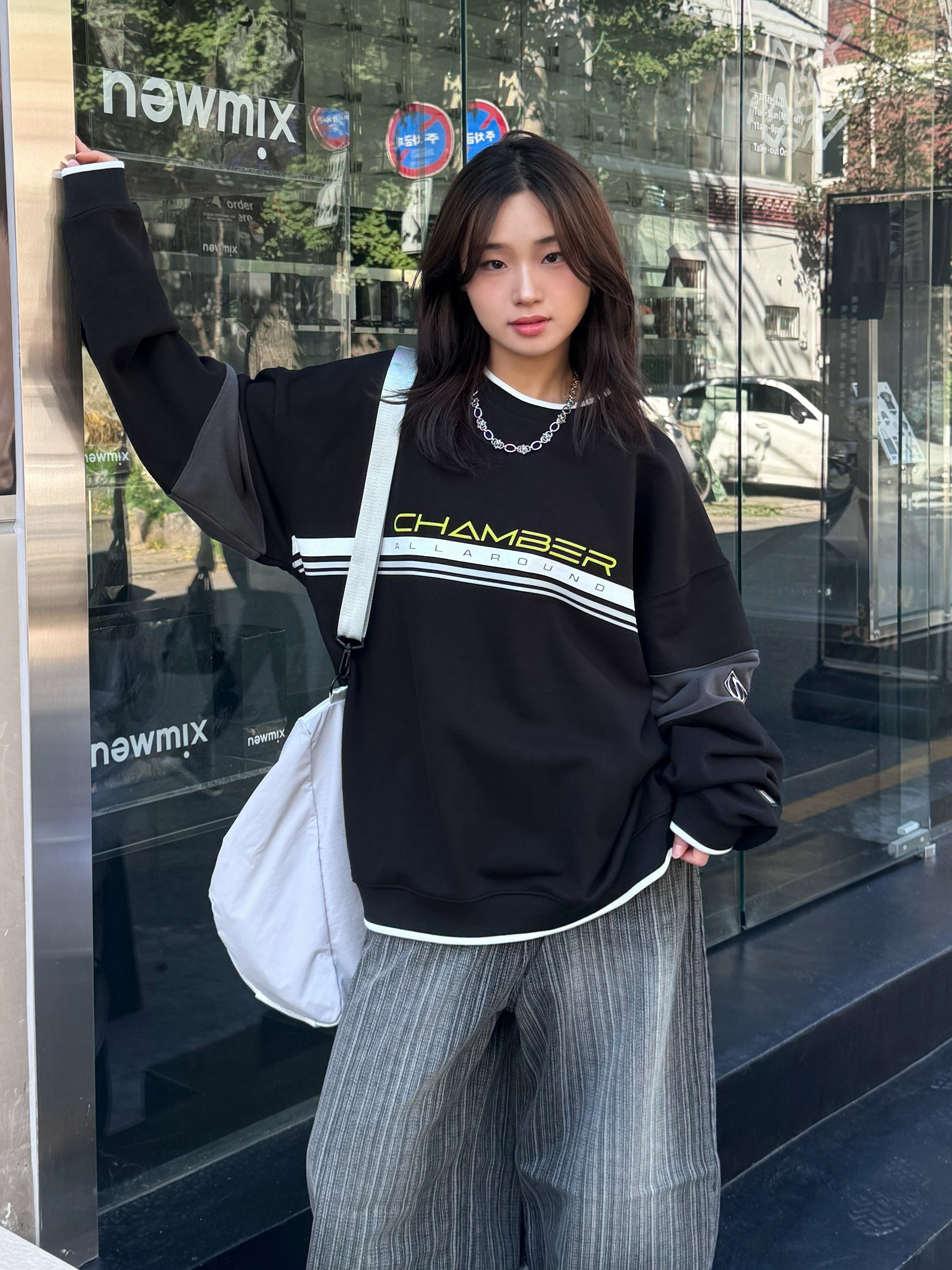 SPORT CHAMBER SC Block Sweatshirt Black, SPORT CHAMBER SC Melting Bag White 착용 스타일 - 1