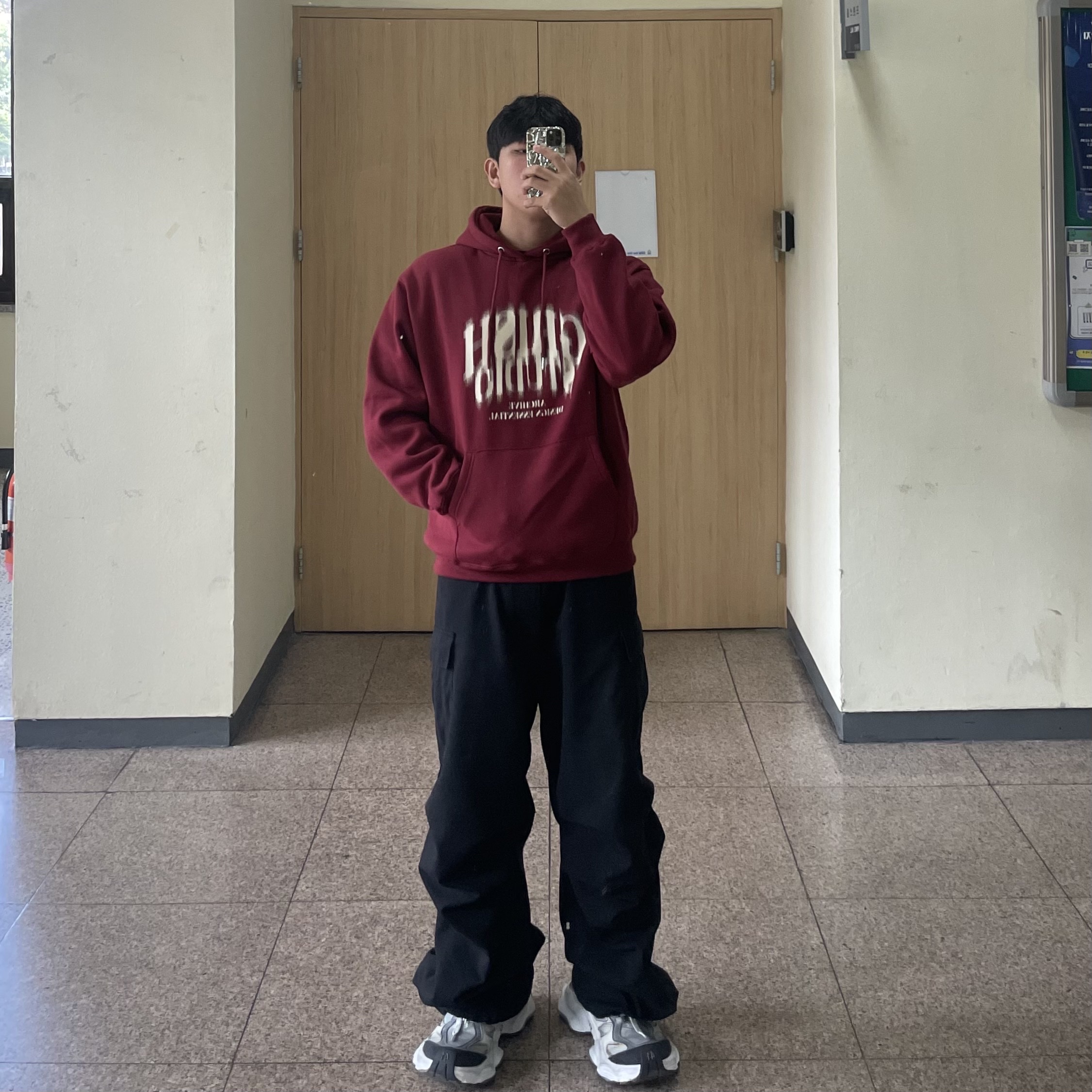 Nonnod Side Zip Cargo Pants Black, Balenciaga Cargo Sneakers White Grey 착용 스타일 - 2