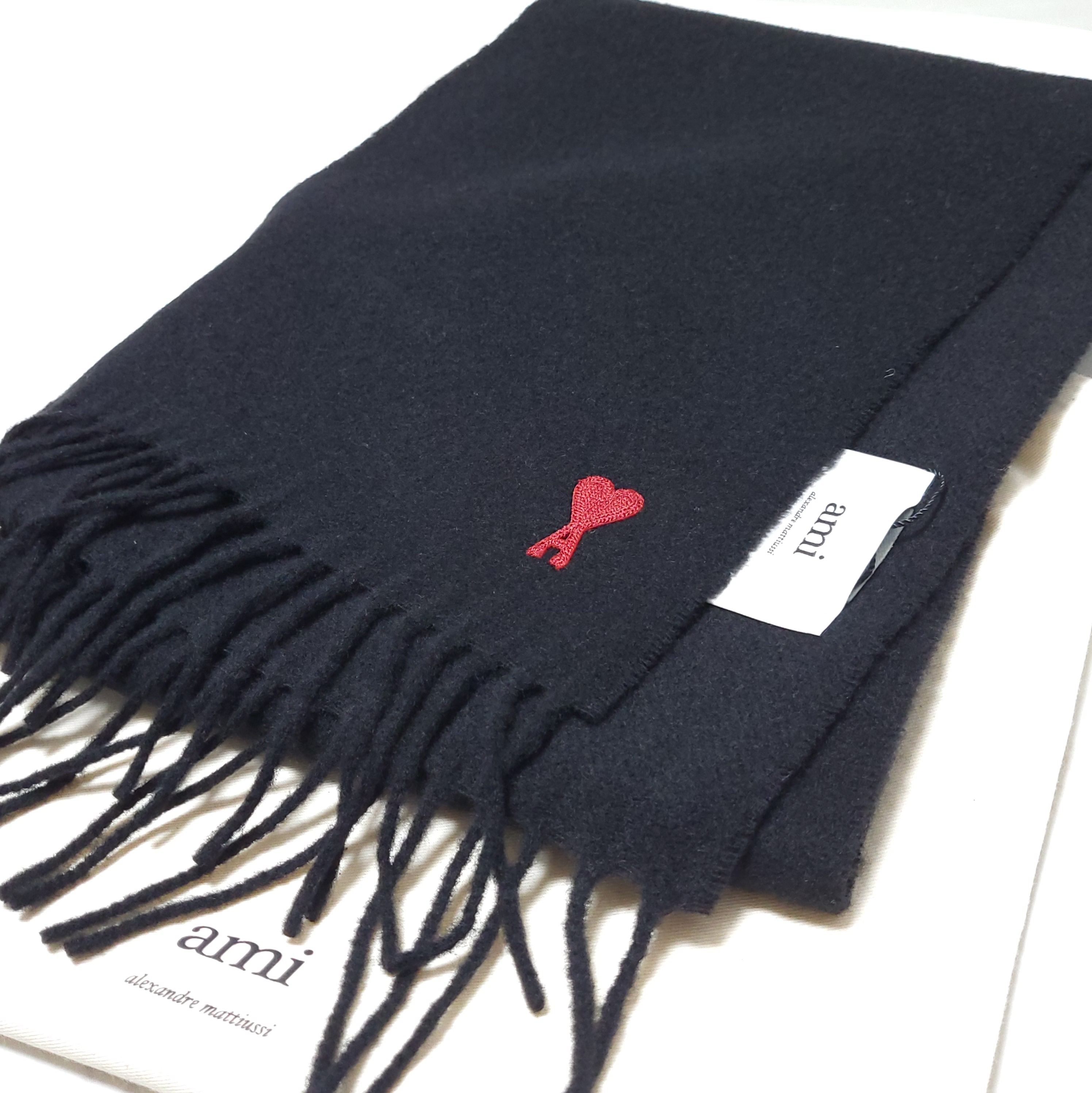 AMI de Coeur Wool Classic Muffler Black 착용 스타일