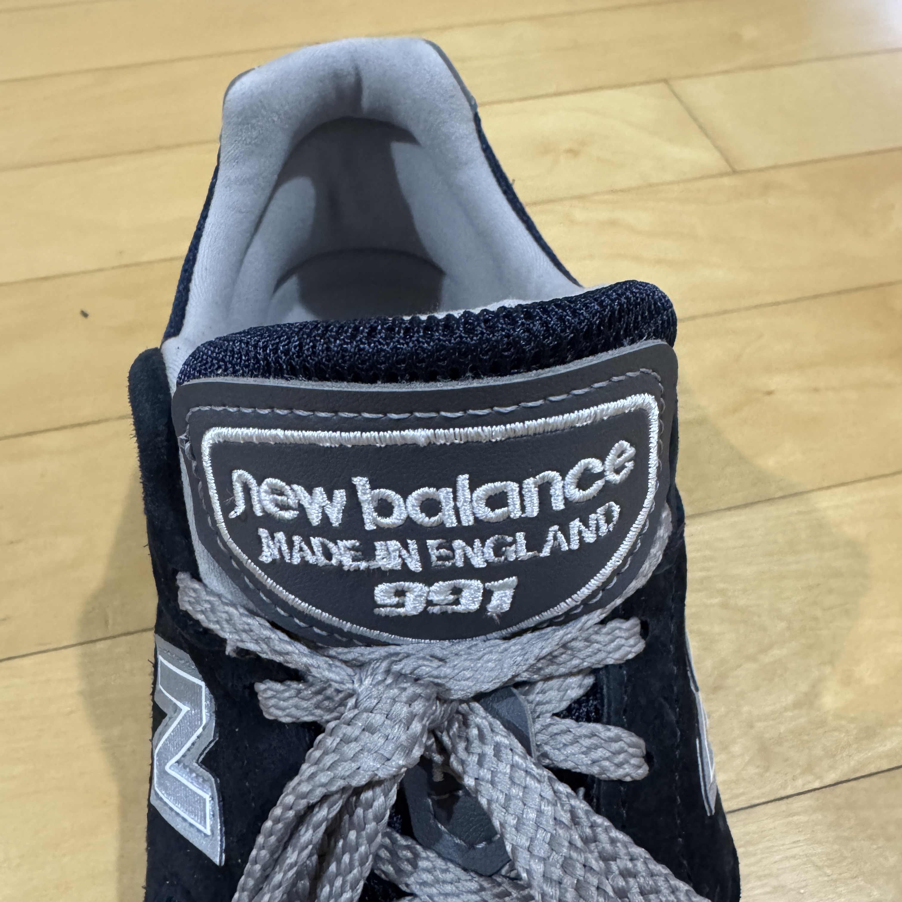 New Balance 991v2 Made in UK Dark Navy Smoked Pearl 착용 스타일 - 6