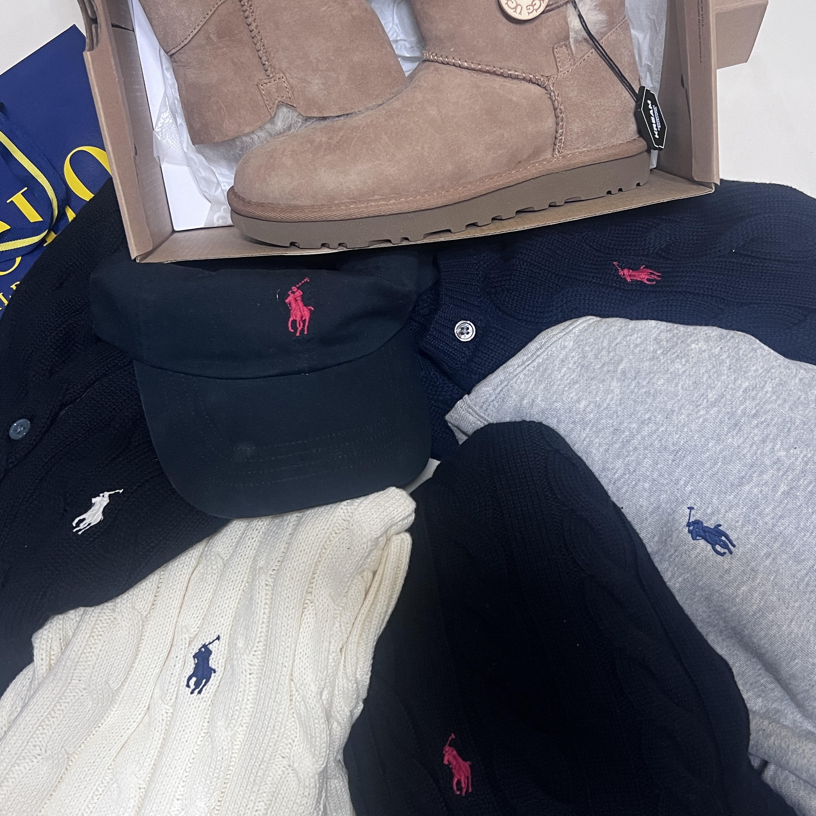 [30%적립] Polo Ralph Lauren Cable Knit Wool Cashmerer Sweater Andover Cream, (W) UGG Mini Bailey Button II Boots Chestnut 착용 스타일