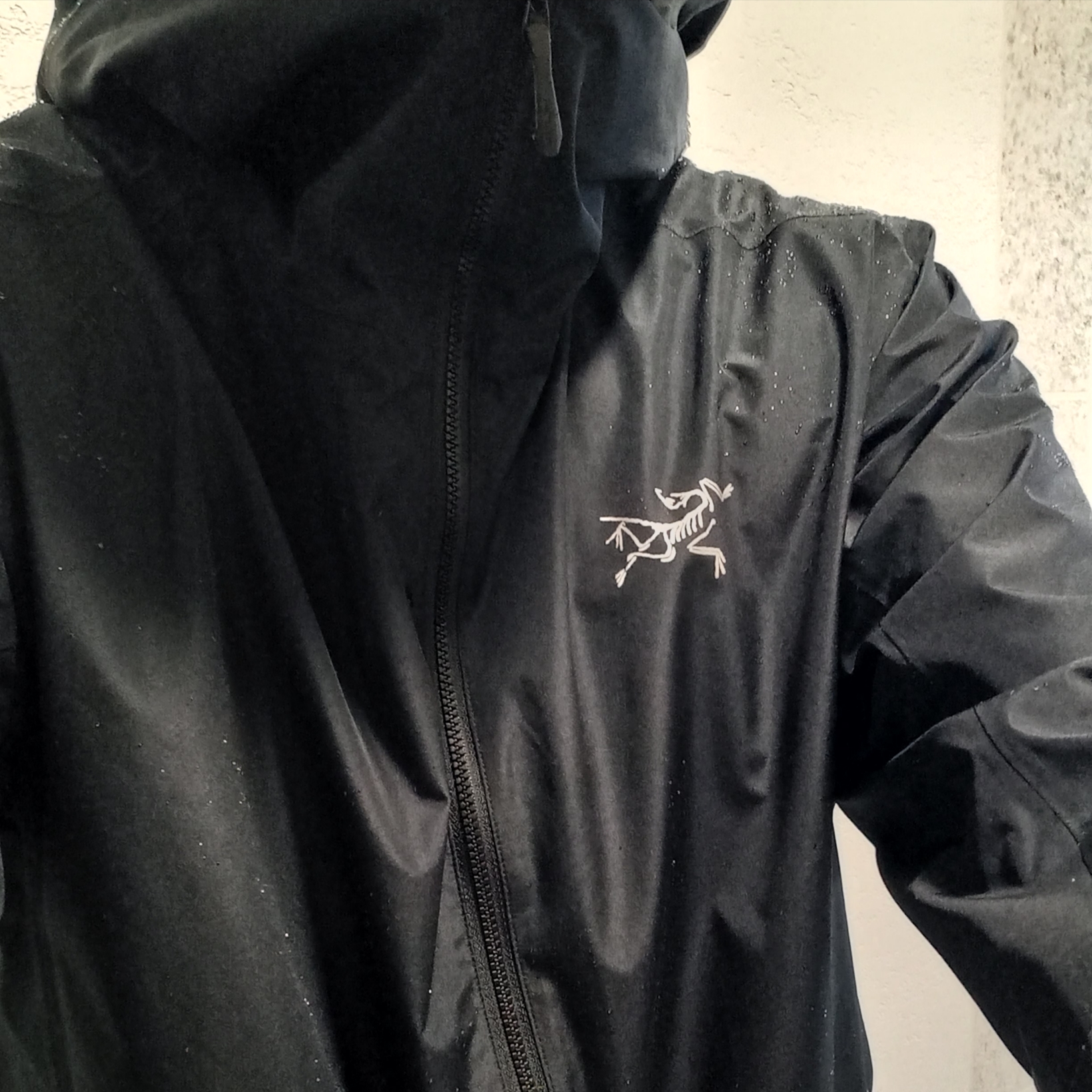 Arc'teryx Solano Hoody Black, Arc'teryx Gore 5 Panel Cap Black 착용 스타일 - 3