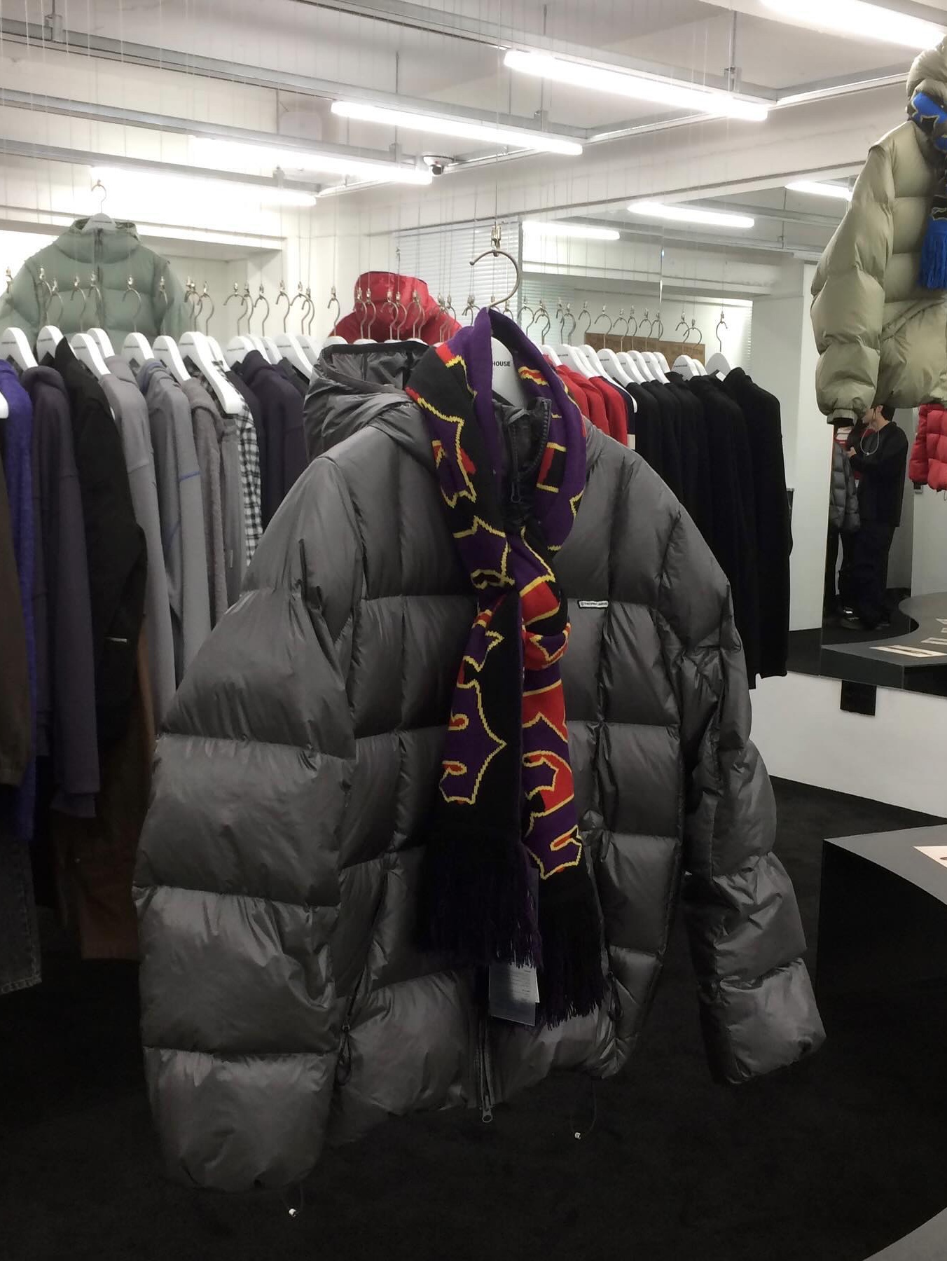 Thevinylhouse Hooded Duck Down Jacket Charcoal, Thevinylhouse Hooded Duck Down Jacket Black 착용 스타일