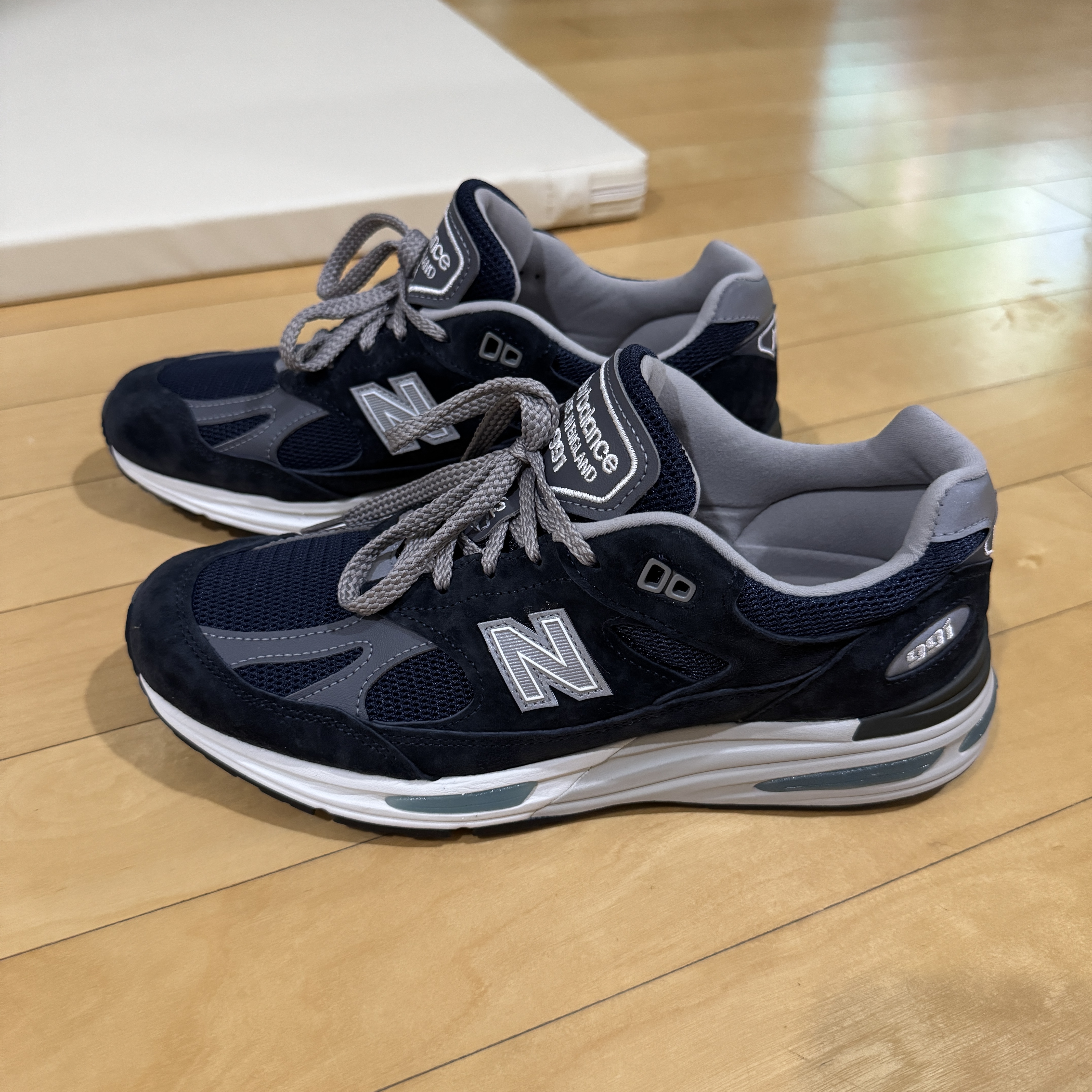 New Balance 991v2 Made in UK Dark Navy Smoked Pearl 착용 스타일 - 1