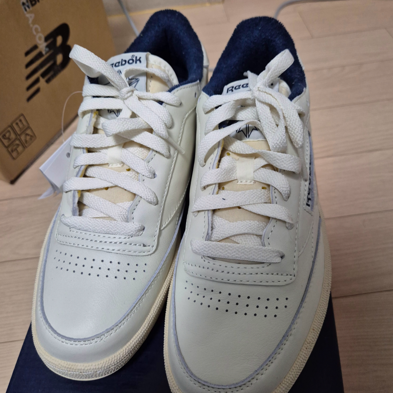 Reebok Club C 85 Vintage Chalk Vector Navy 착용 스타일 - 2