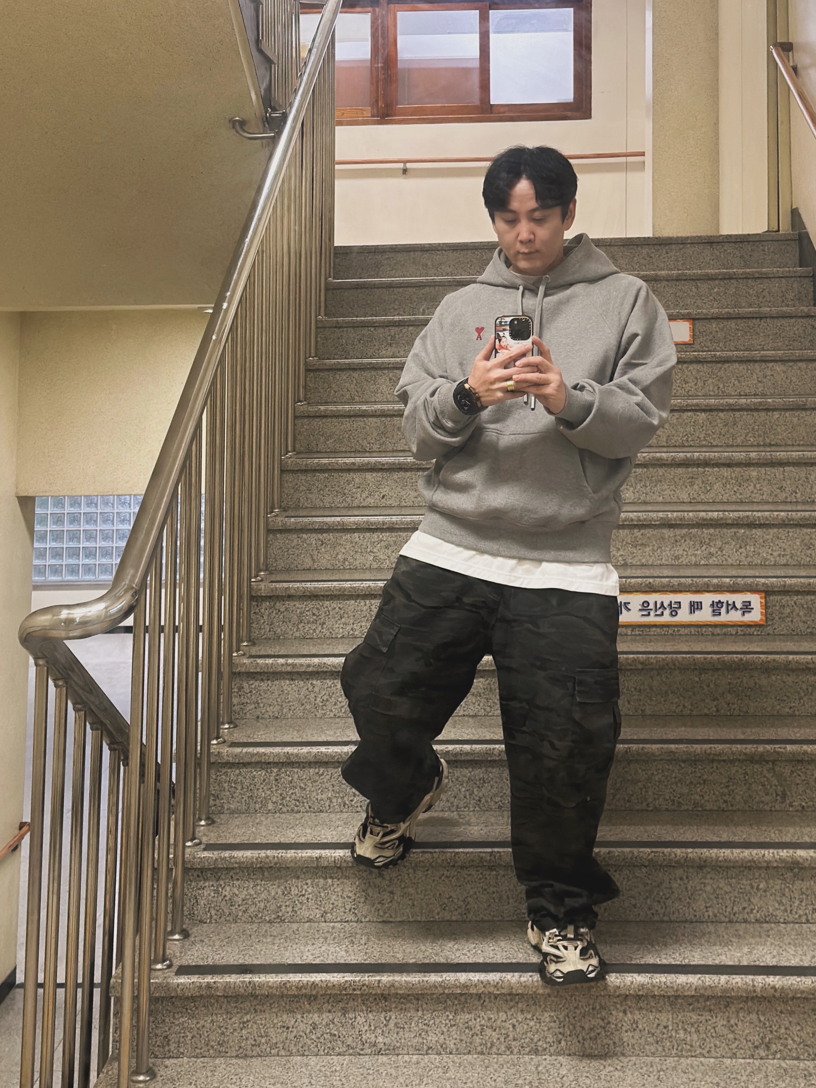 AMI De Coeur Hoodie Heather Grey 착용 스타일