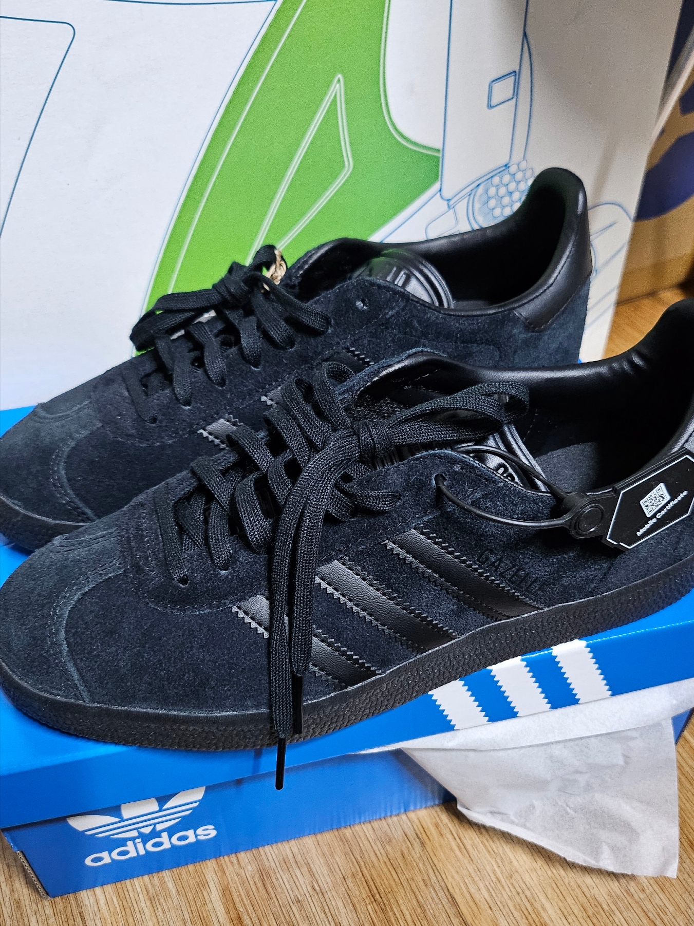Adidas Gazelle Triple Black 착용 스타일