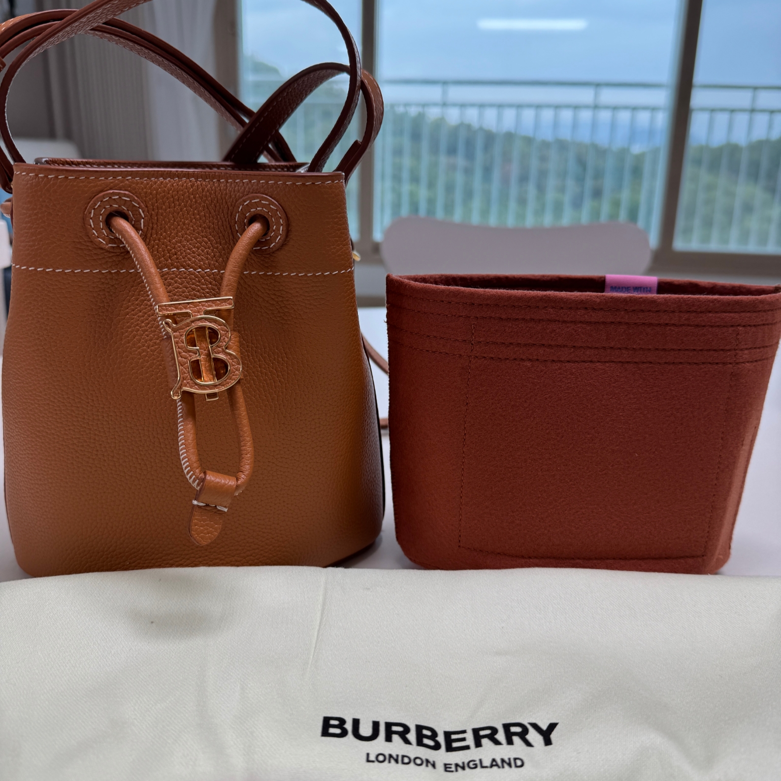 Burberry Mini TB Bucket Bag Warm Russet Brown 착용 스타일
