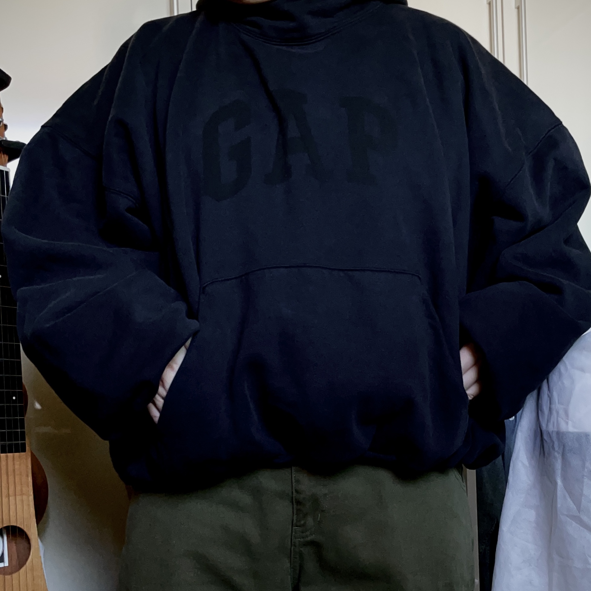 Yeezy Gap Engineered By Balenciaga Dove Hoodie Washed Black 착용 스타일