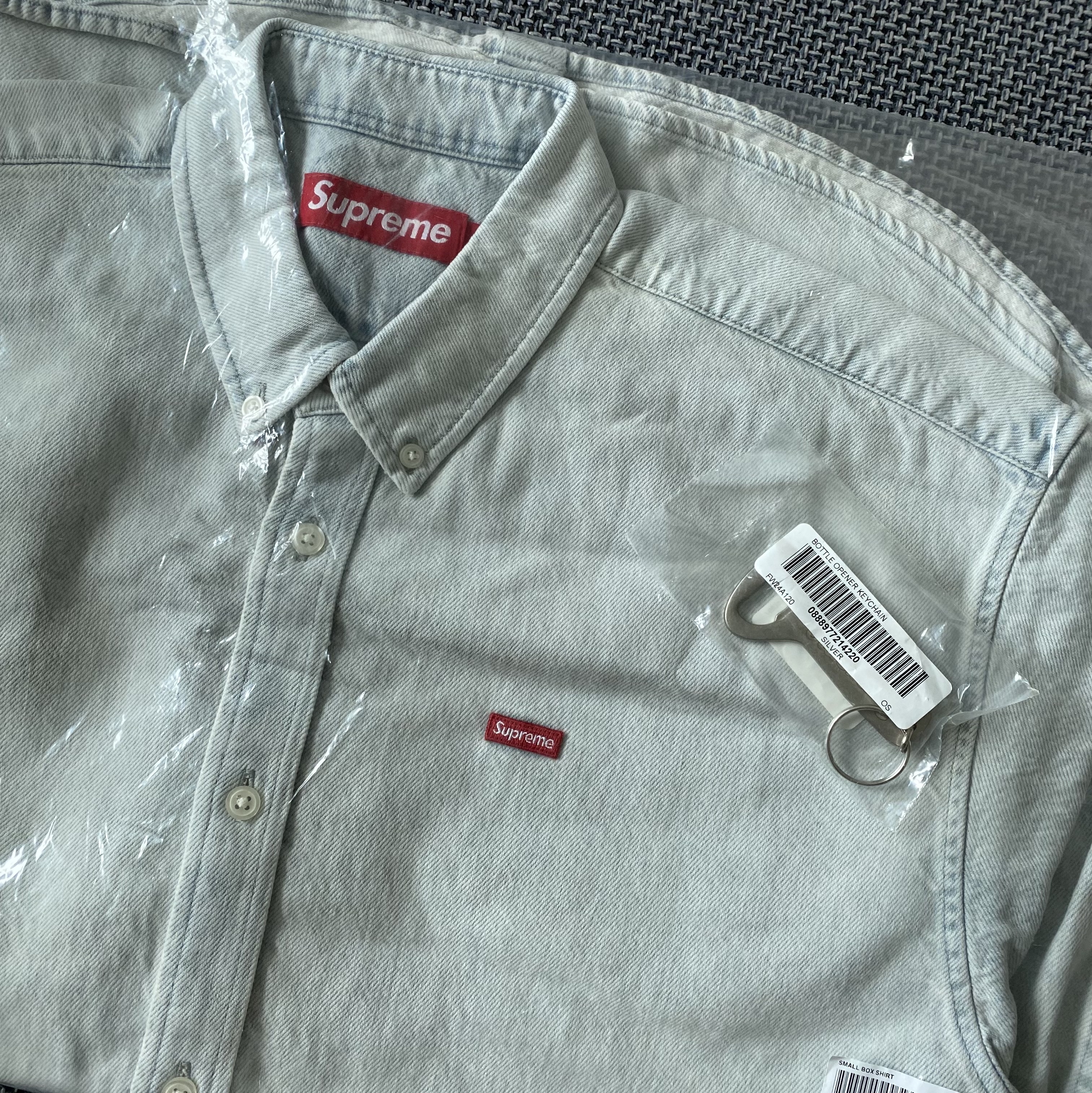 Supreme Small Box Shirt Washed Denim - 24FW, Supreme Bottle Opener Keychain Silver - 24FW 착용 스타일