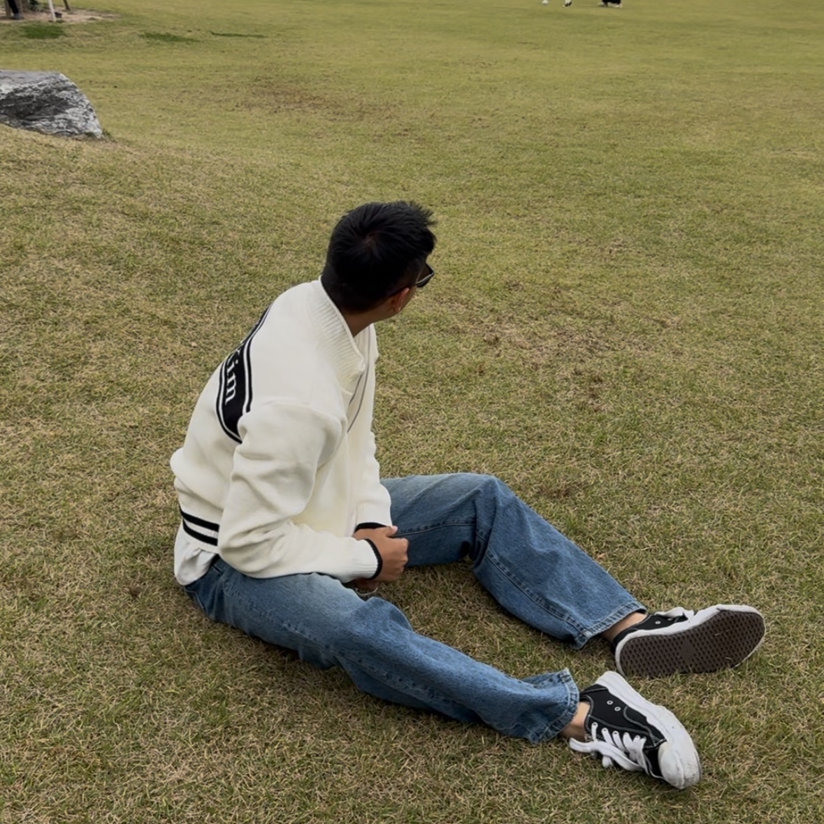 Matin Kim Spell Point Stripe Knit Cardigan Ivory, Maison Mihara Yasuhiro Hank OG Sole Canvas Low-top Sneakers Black 착용 스타일