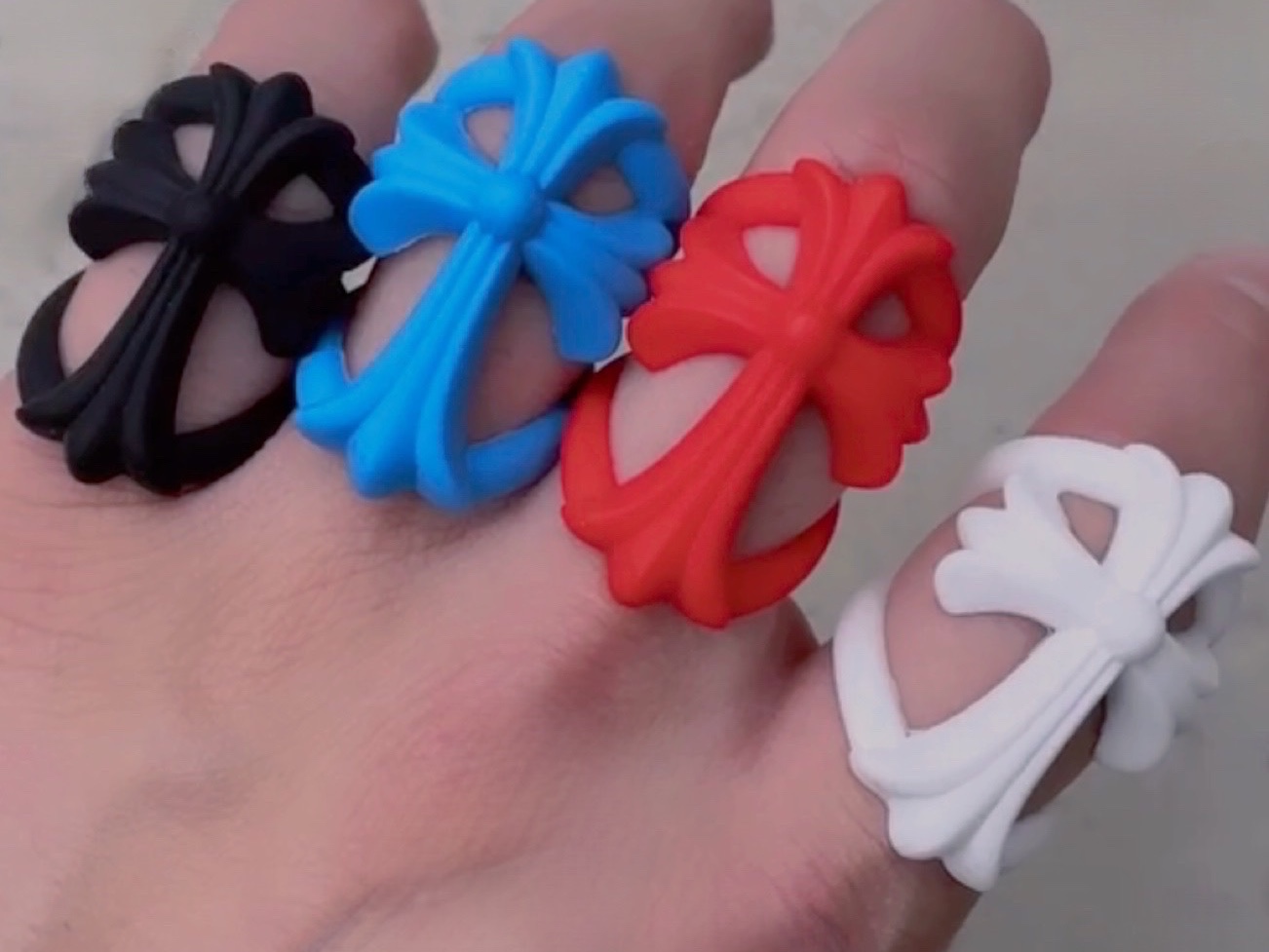 Chrome Hearts Silichrome Infinity CH Cross Ring Black - 2022/2023, Chrome Hearts Silichrome Infinity CH Cross Ring Red - 2022/2023 착용 스타일
