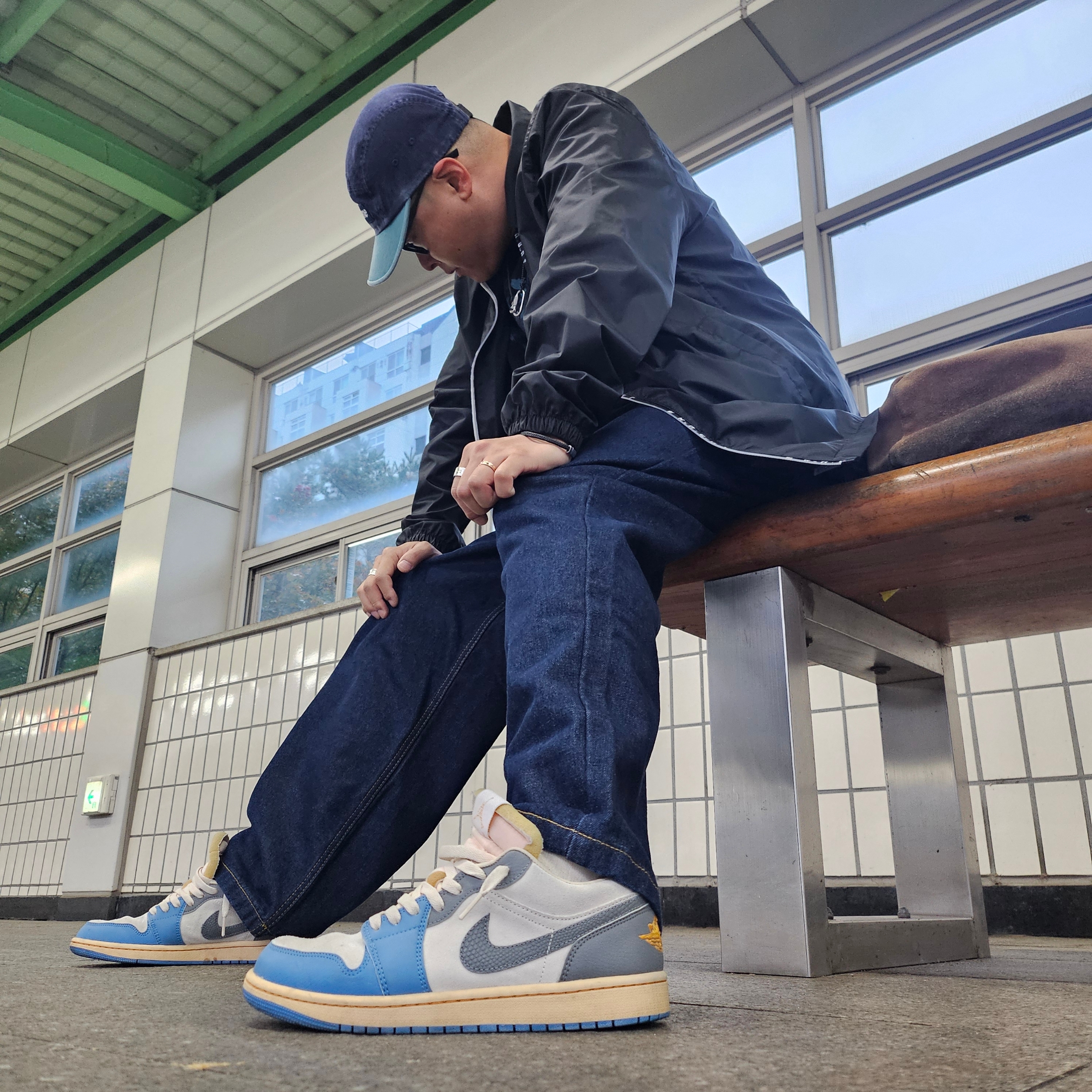 Jordan 1 Low SE Tokyo 96, Jordan x Paris Saint-Germain Coach Jacket Black White 착용 스타일 - 2