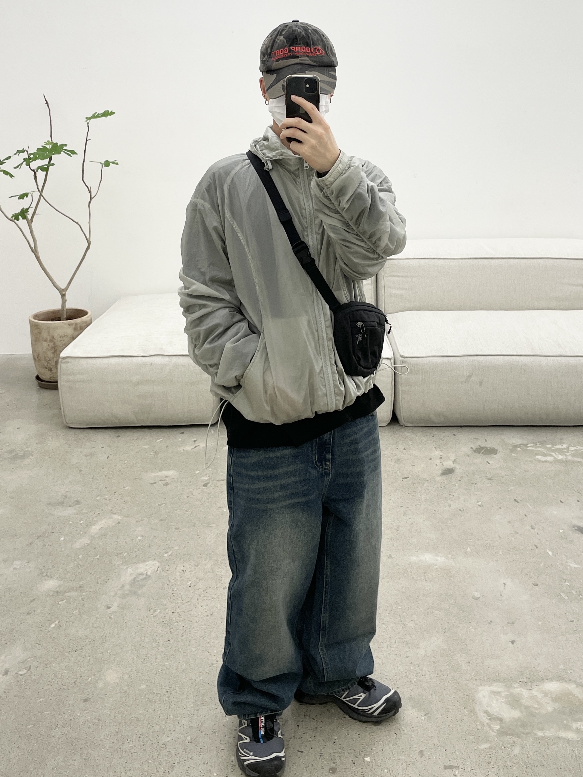 Arc'teryx Mantis 2 Waistpack Black, Salomon XT-6 Gore-Tex Black Ebony 착용 스타일
