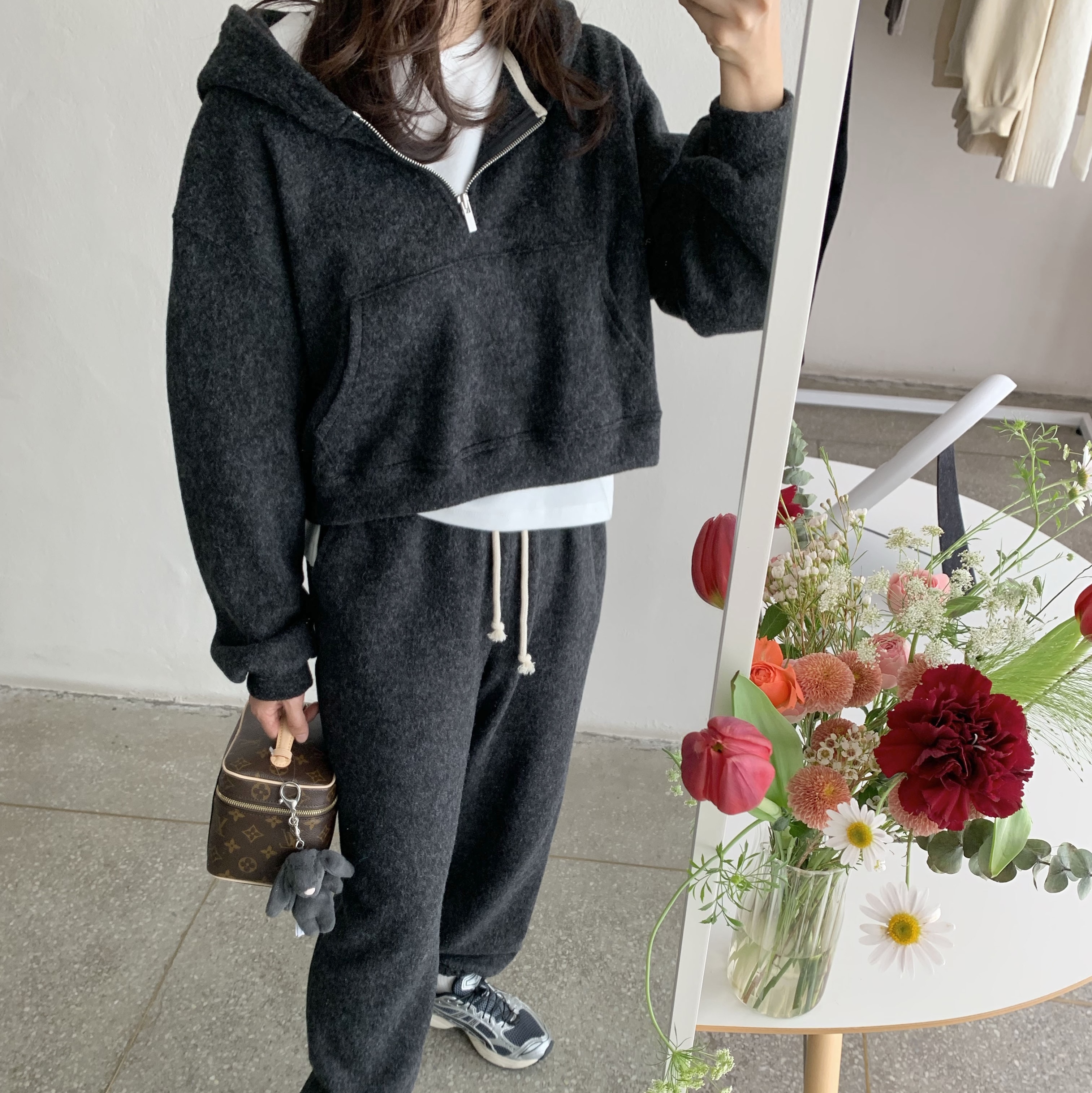 Louis Vuitton Nice Mini Toiletry Pouch Monogram, Asics Unlimited Gel-Kayano 14 Carrier Grey Black 착용 스타일 - 4