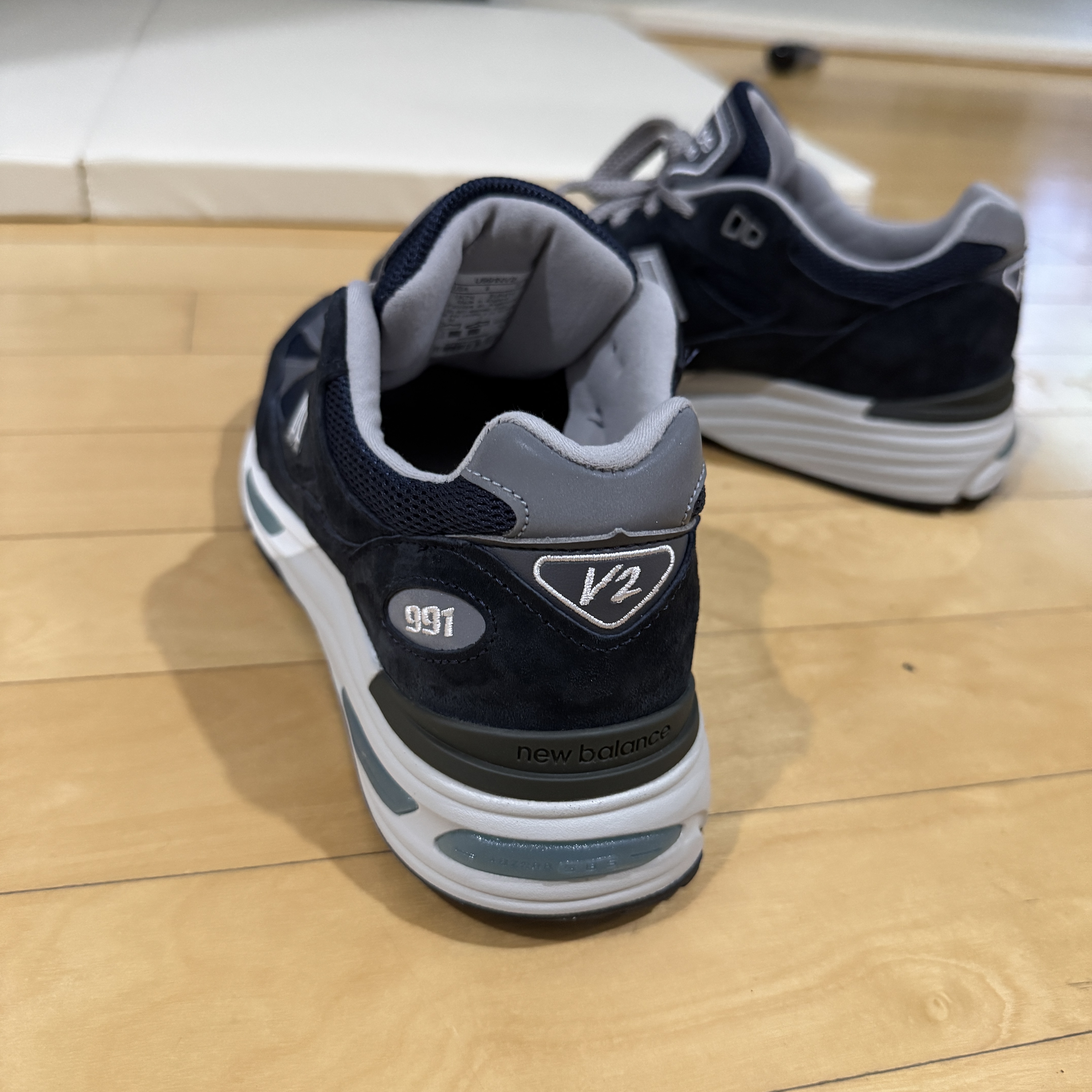 New Balance 991v2 Made in UK Dark Navy Smoked Pearl 착용 스타일 - 3