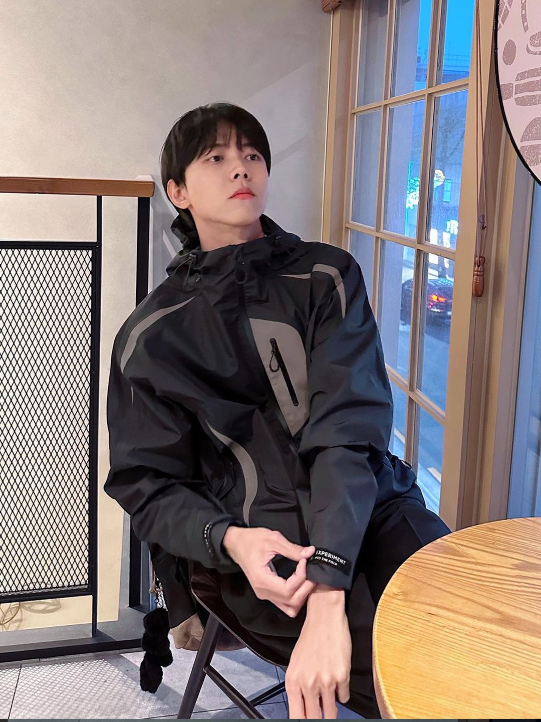 NON FLOOR Wind Taker Jacket Gray, Montbell Wind Blast Hooded Jacket Black 착용 스타일 - 2