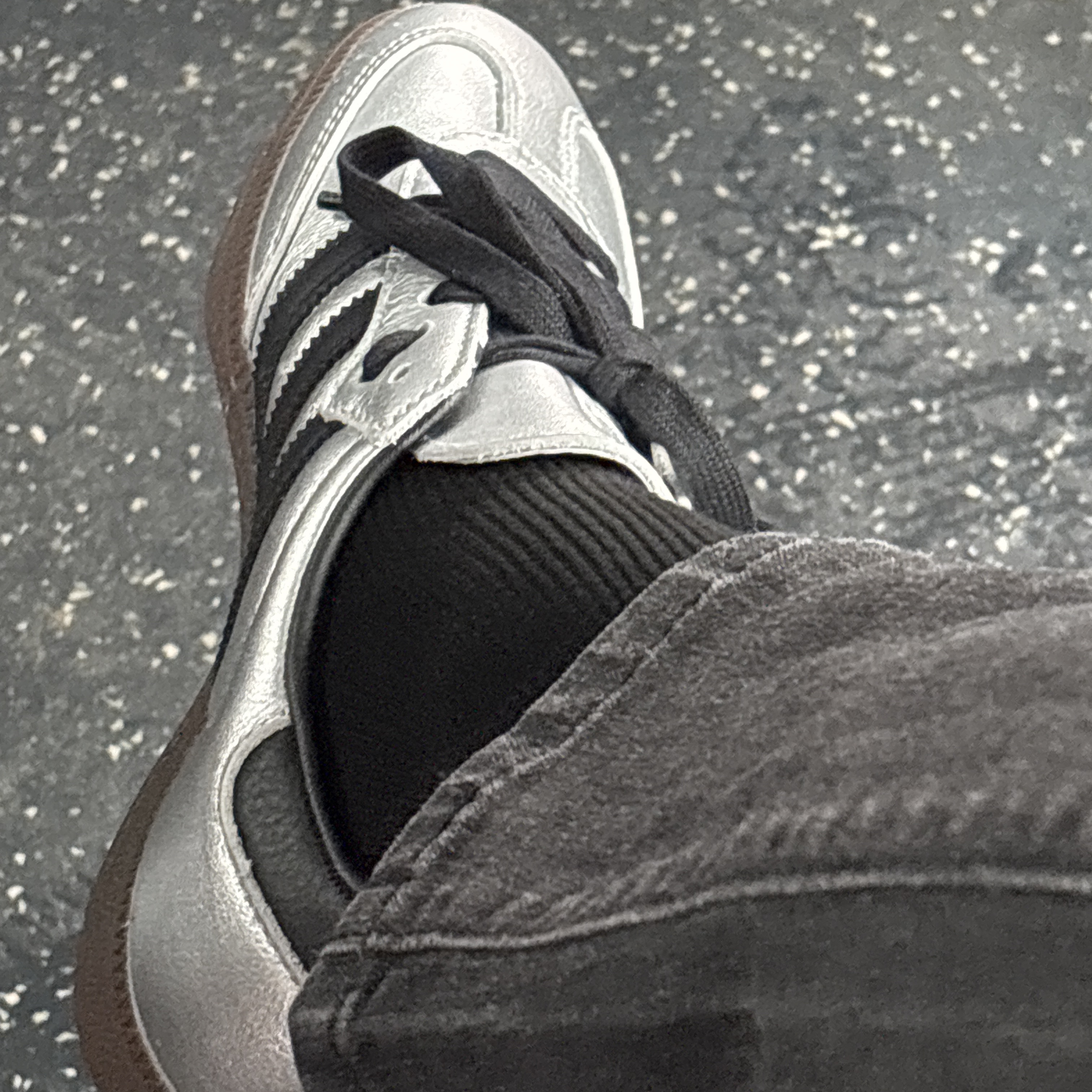 (W) Adidas Samba OG Silver Metalic Core Black Gum 착용 스타일