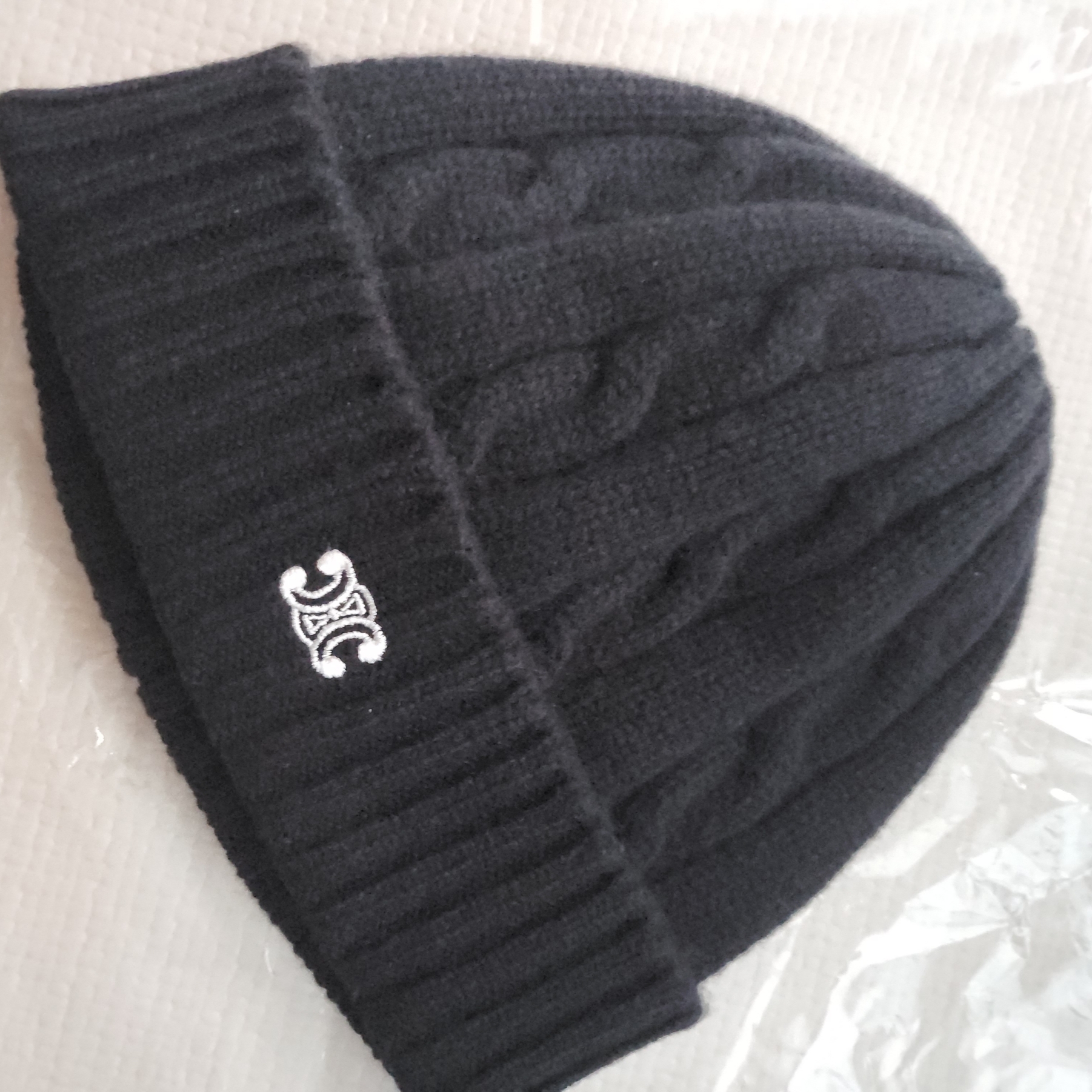 Celine Triomphe Cable-Knit Beanie in Cashmere Black 착용 스타일