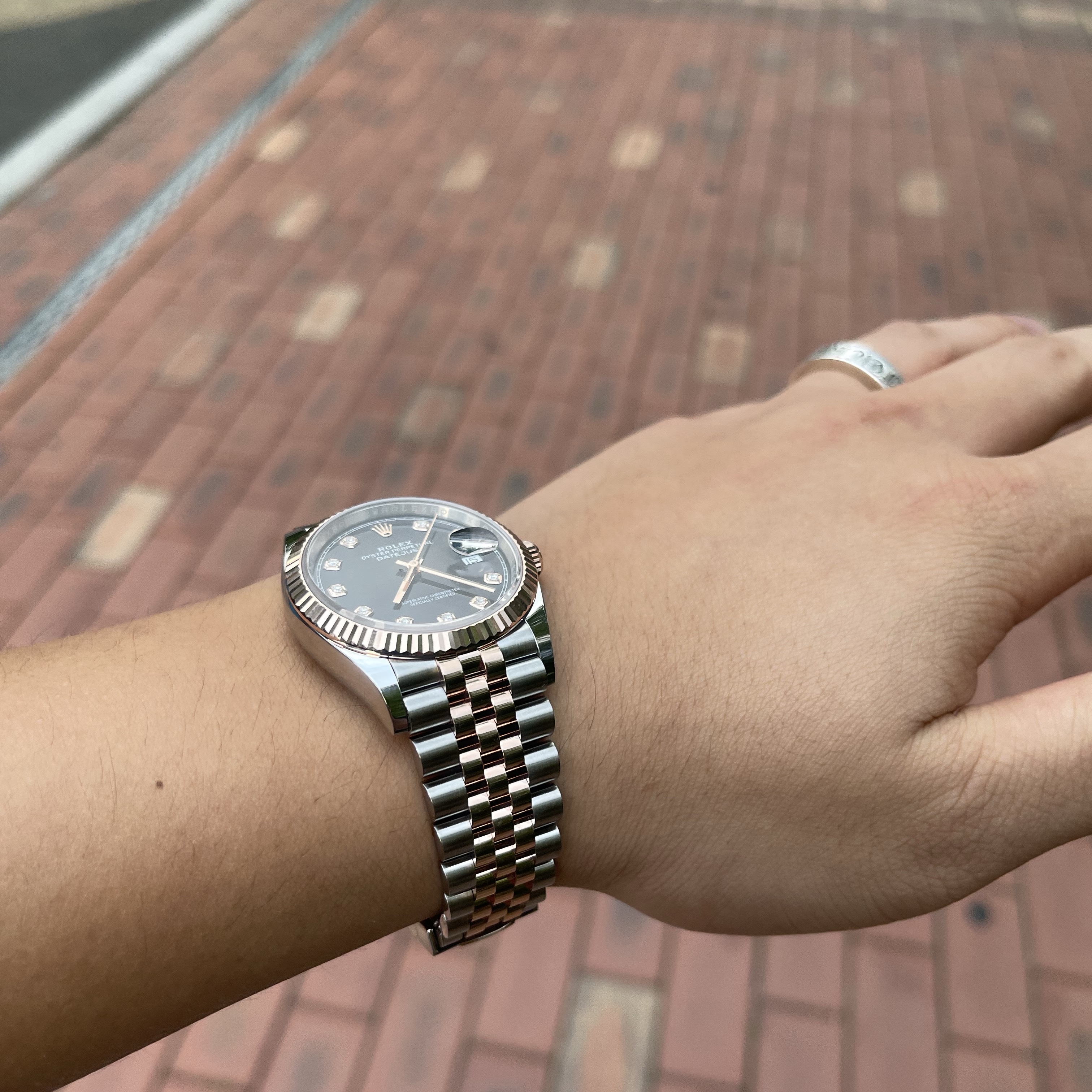 Rolex Datejust 36mm 126231 Bright Black Diamond-Set Jubilee 착용 스타일 - 2