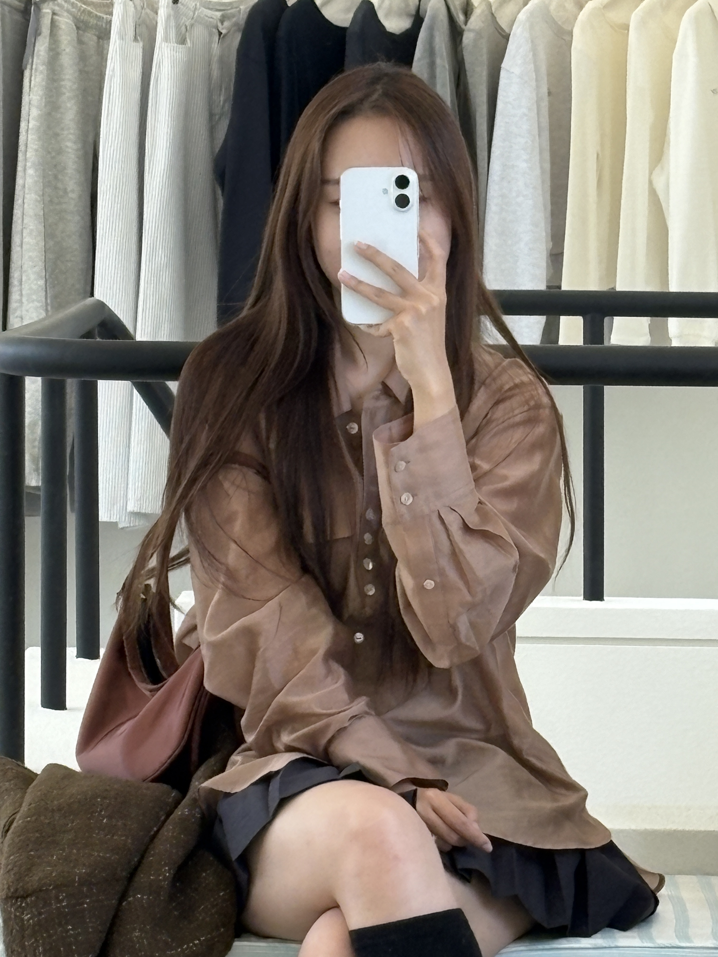 FARVEN Peanut Button Blouse Ivory, Lemaire Small Croissant Bag Soft Nappa Leather Dark Chocolate 착용 스타일 - 2