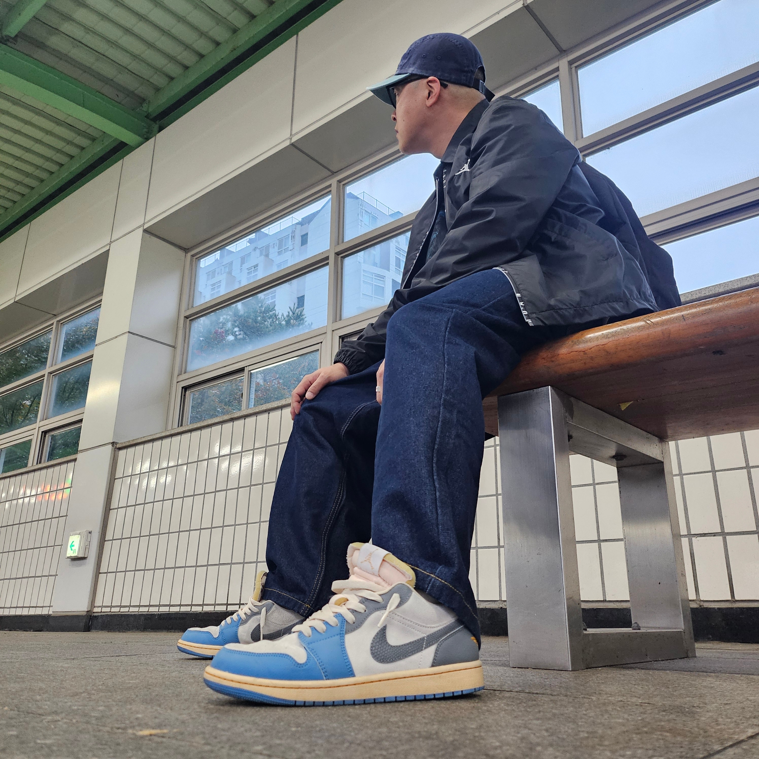 Jordan 1 Low SE Tokyo 96, Jordan x Paris Saint-Germain Coach Jacket Black White 착용 스타일 - 1