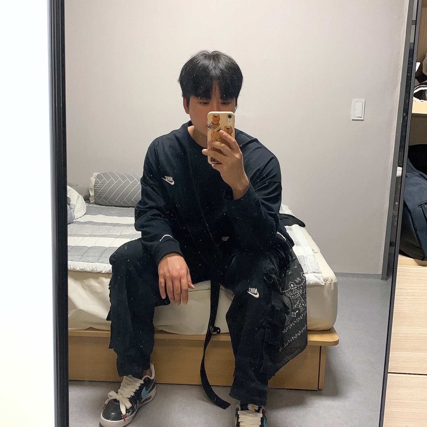 Nike x Peaceminusone Wide Pants Black (DR0096-010), Nike x Peaceminusone Air Force 1 Low Para-Noise 3.0 Black and Multicolor 착용 스타일