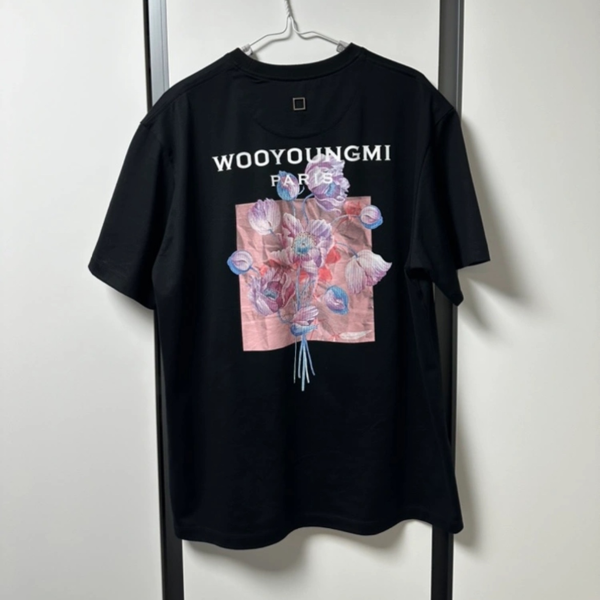 Wooyoungmi 3D Flower Back Logo T-Shirt Black - 24FW 착용 스타일