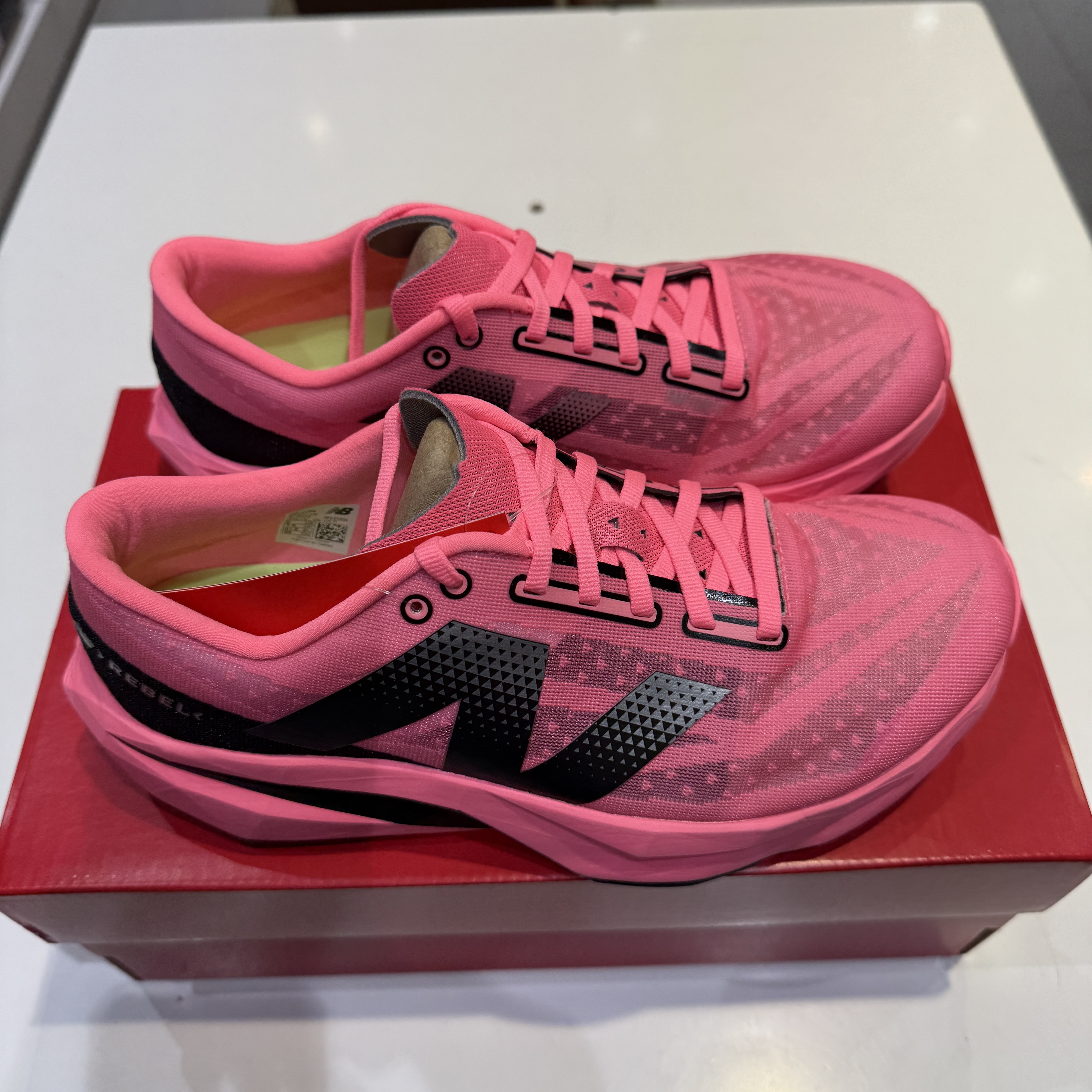 New Balance Fuelcell Rebel v4 Ultra Pink Black - D Standard 착용 스타일 - 4
