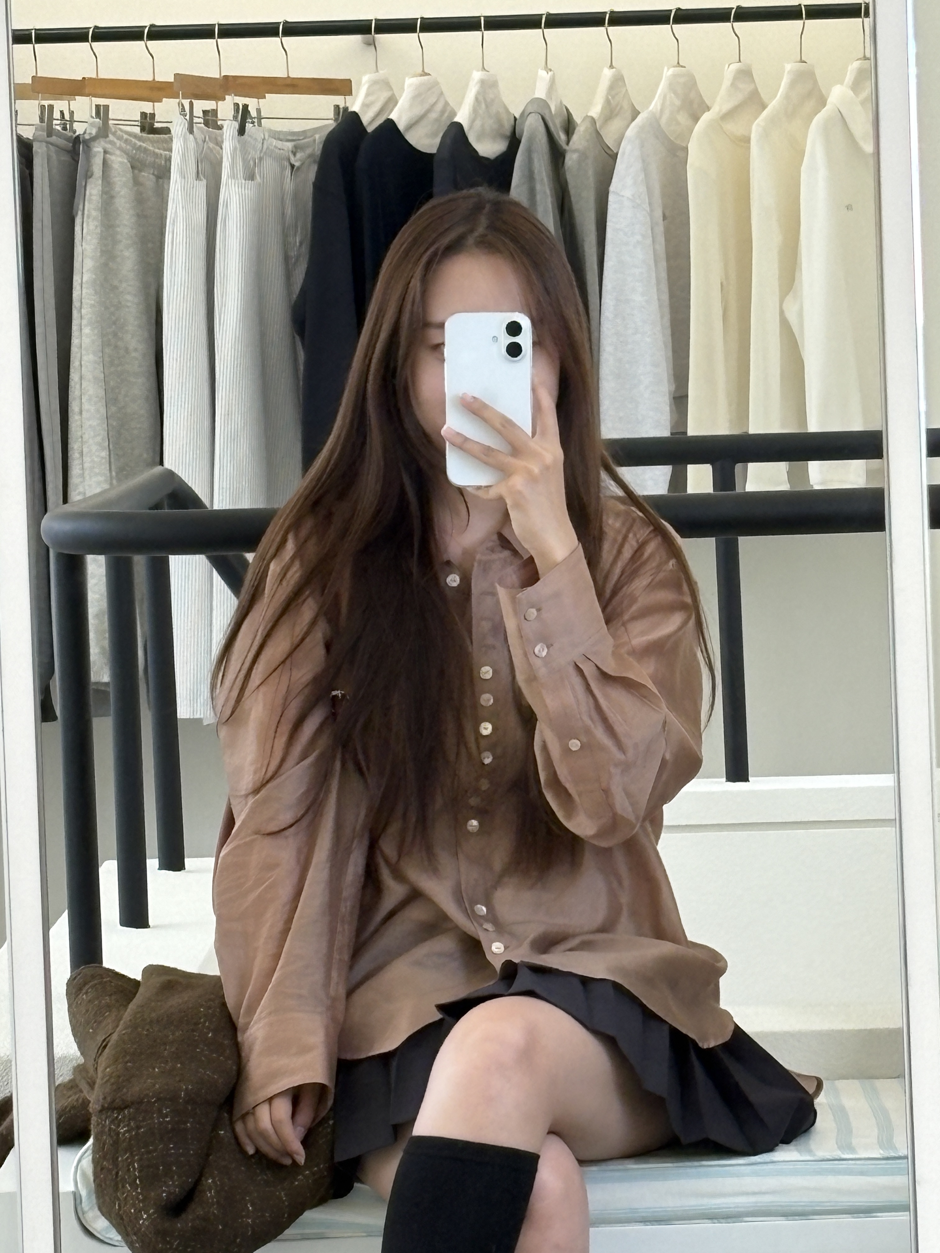 FARVEN Peanut Button Blouse Ivory, Lemaire Small Croissant Bag Soft Nappa Leather Dark Chocolate 착용 스타일 - 3