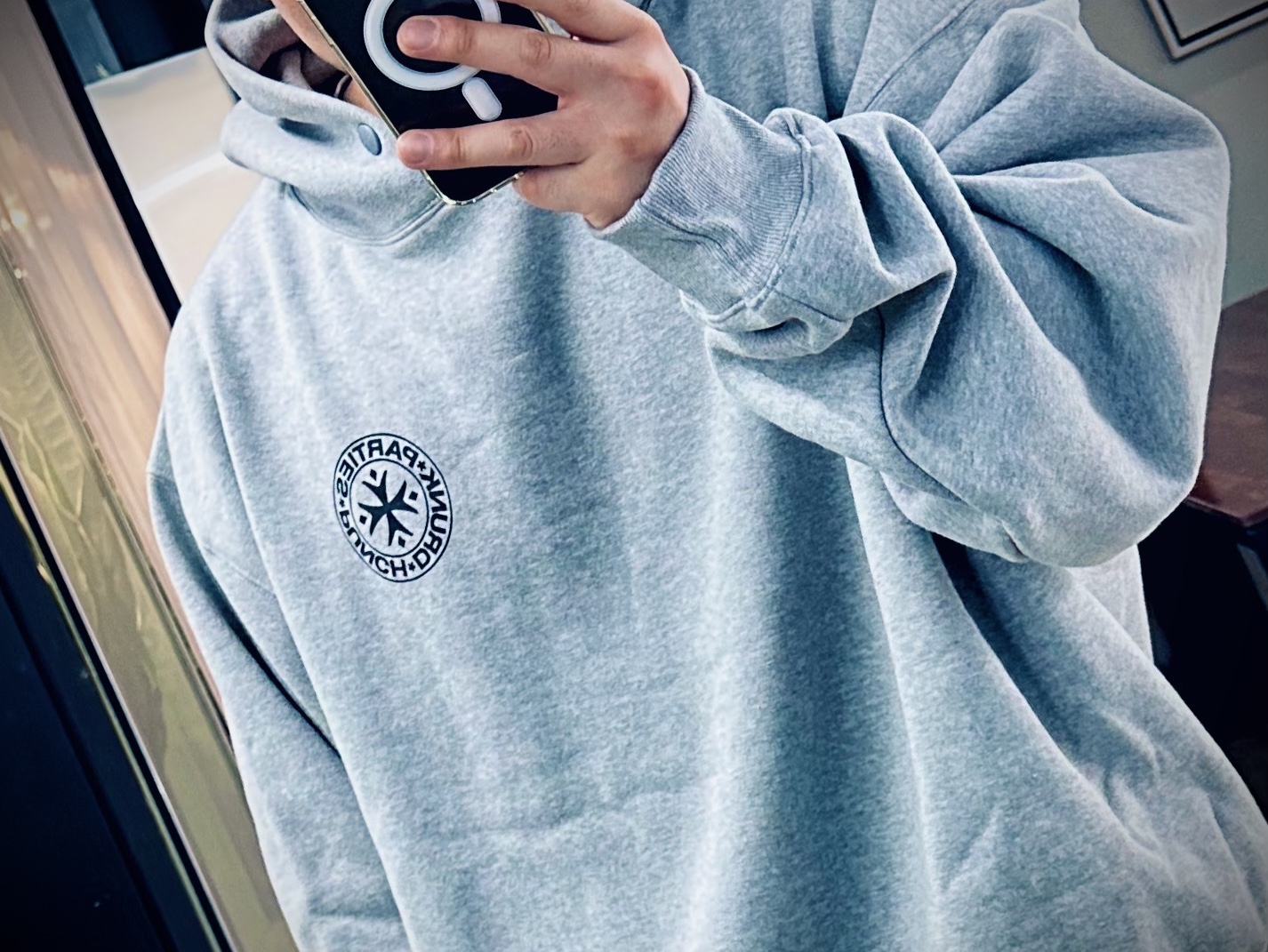 Punch Drunk Parties Circle Logo Oversized Hoodie Gray, Punch Drunk Parties Circle Logo Oversized Hoodie Black 착용 스타일 - 3