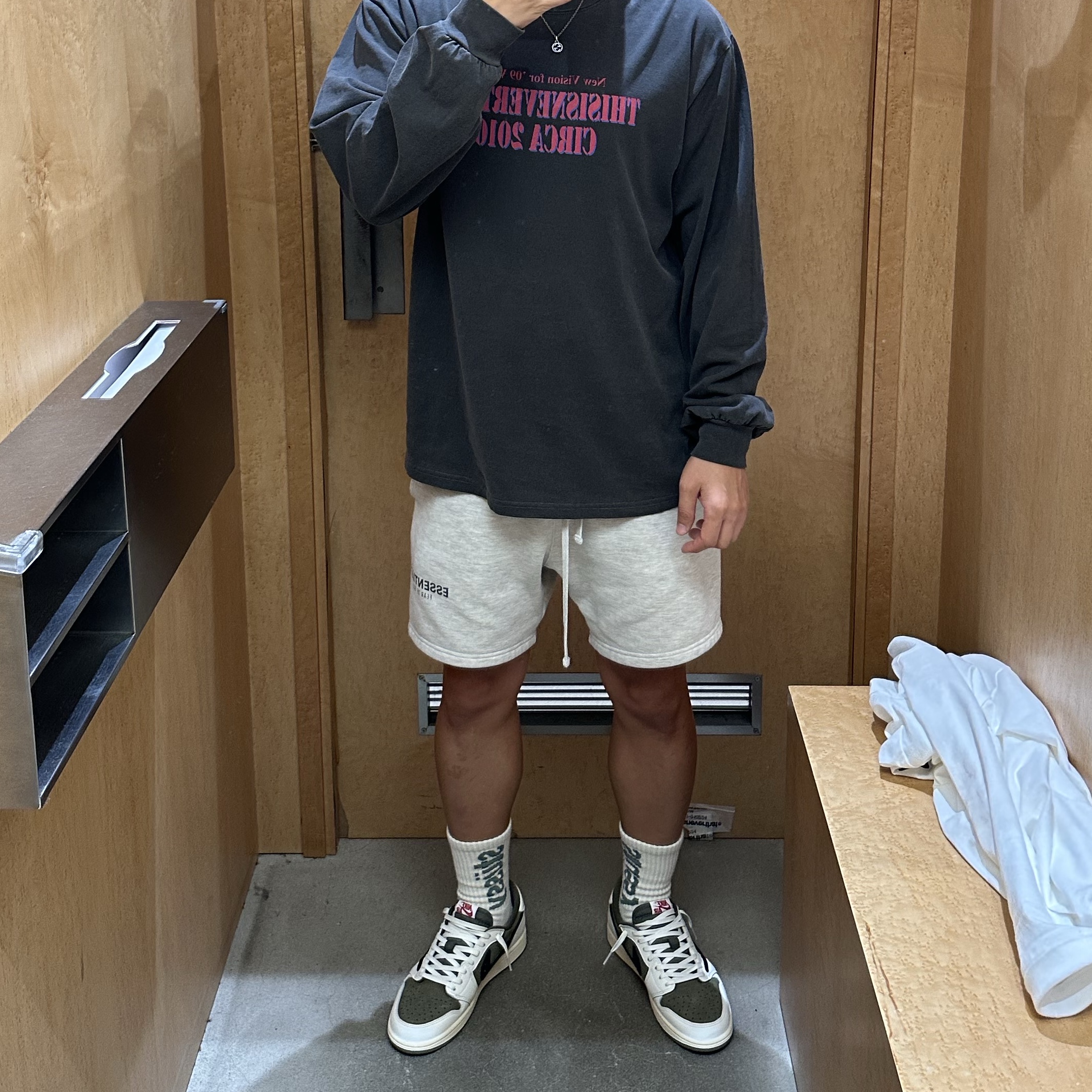 Jordan 1 x Travis Scott Retro Low OG SP Reverse Olive, Stussy Helvetica Crew Socks Chiffon Stone 착용 스타일