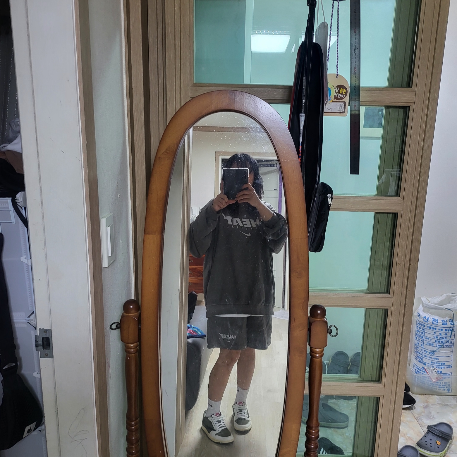 Jordan 1 x Travis Scott Retro Low OG SP Reverse Olive 착용 스타일