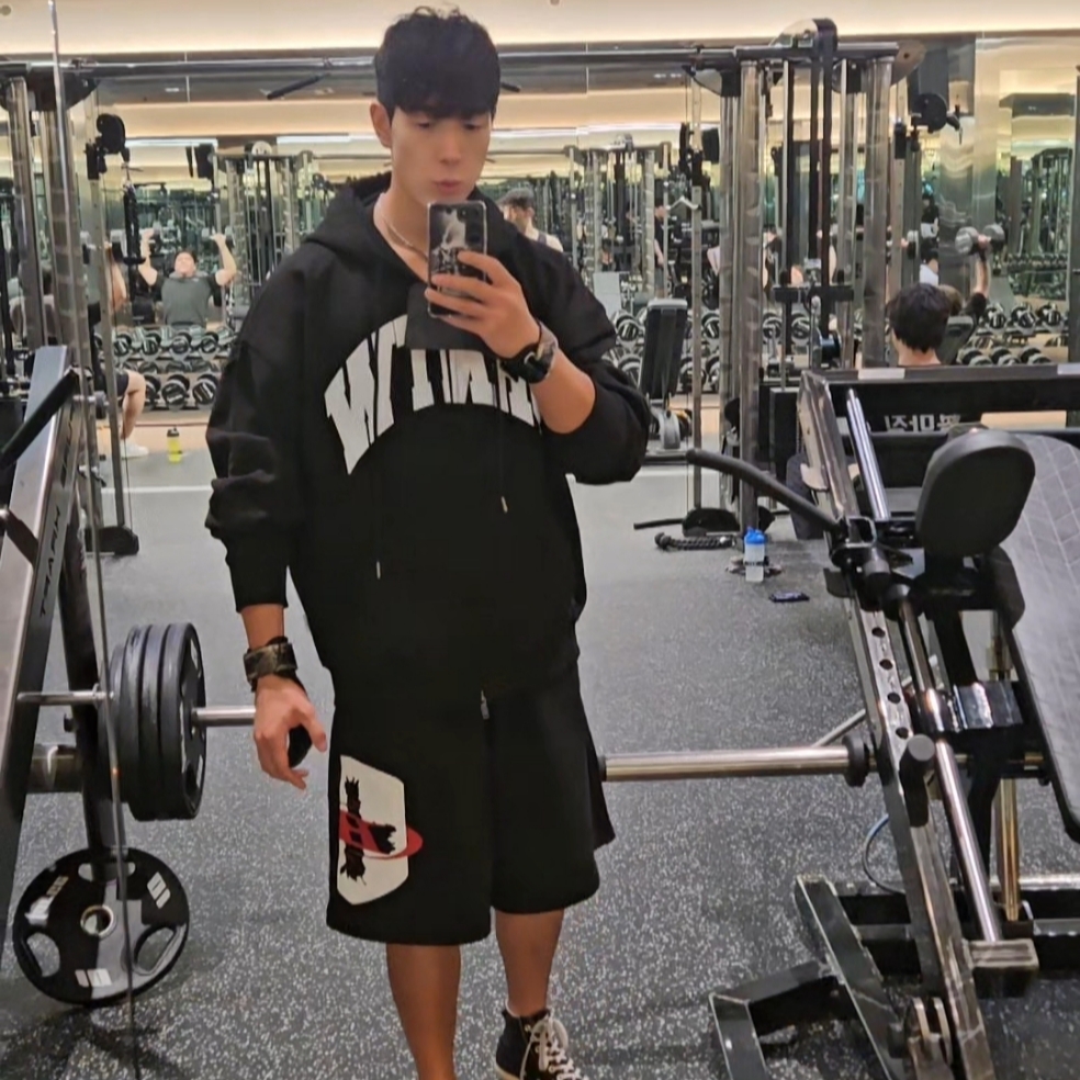 BORN TO WIN BRNTW Reflect Zip-Up Hoodie Black 착용 스타일