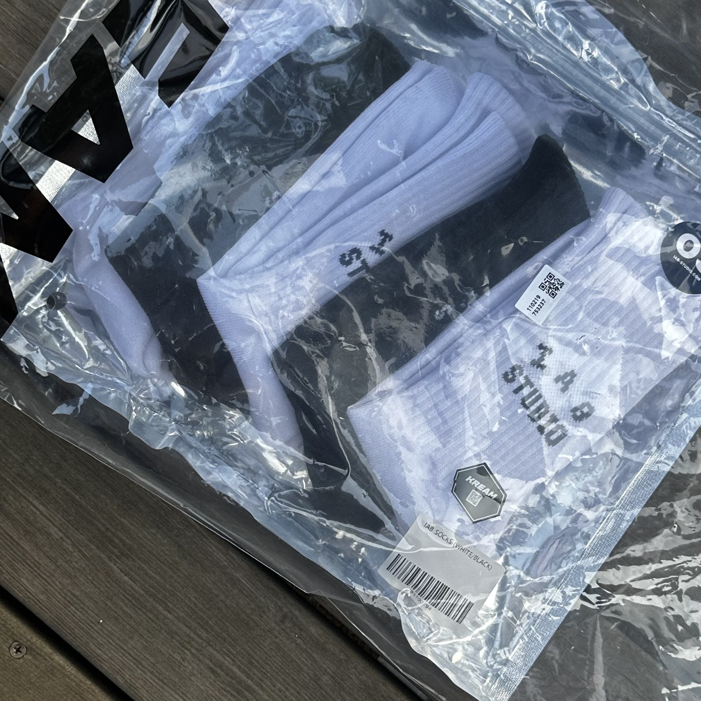 IAB Studio Socks White Black (5 Pack) 착용 스타일
