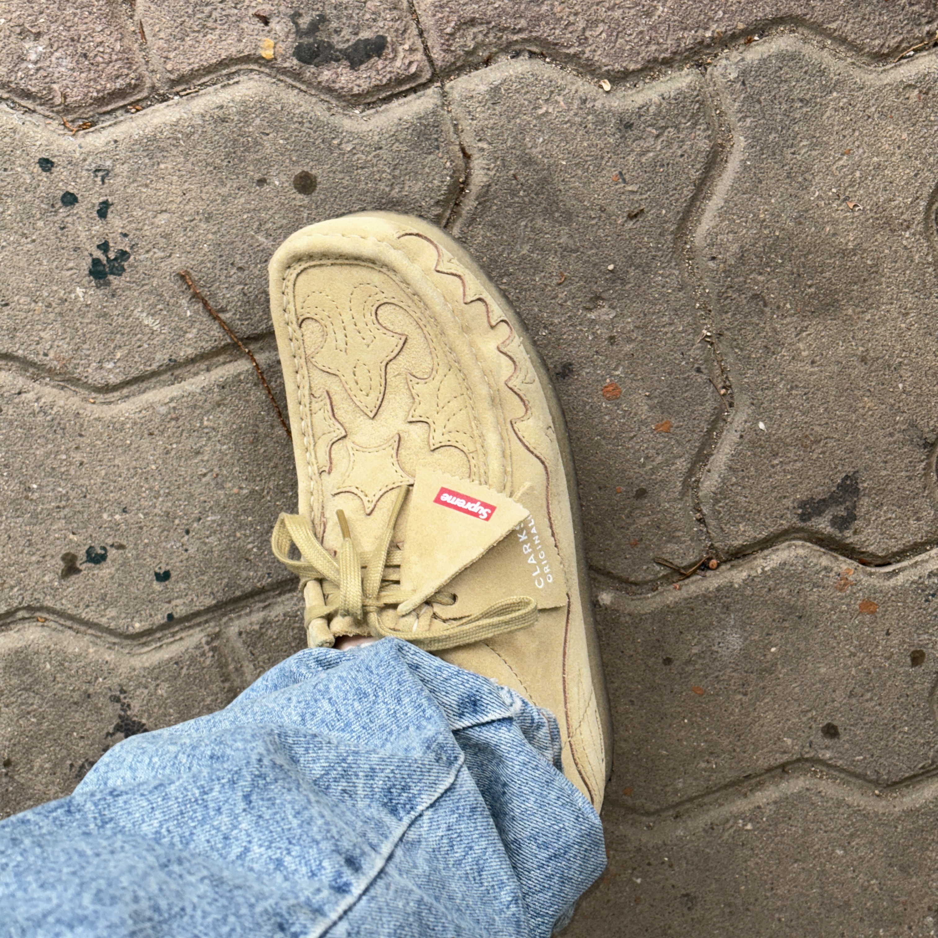 Clarks x Supreme Wallabee Tan 착용 스타일 - 2