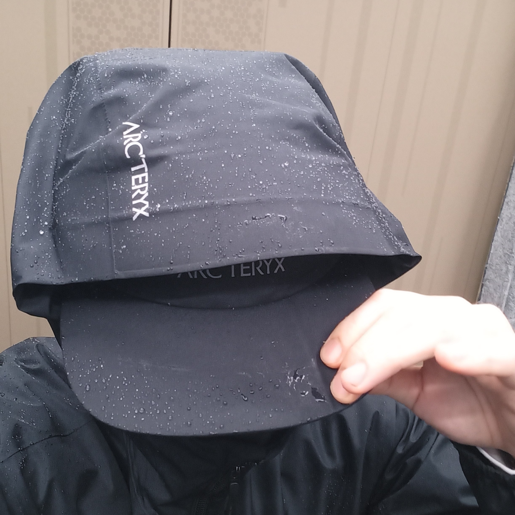Arc'teryx Solano Hoody Black, Arc'teryx Gore 5 Panel Cap Black 착용 스타일 - 4