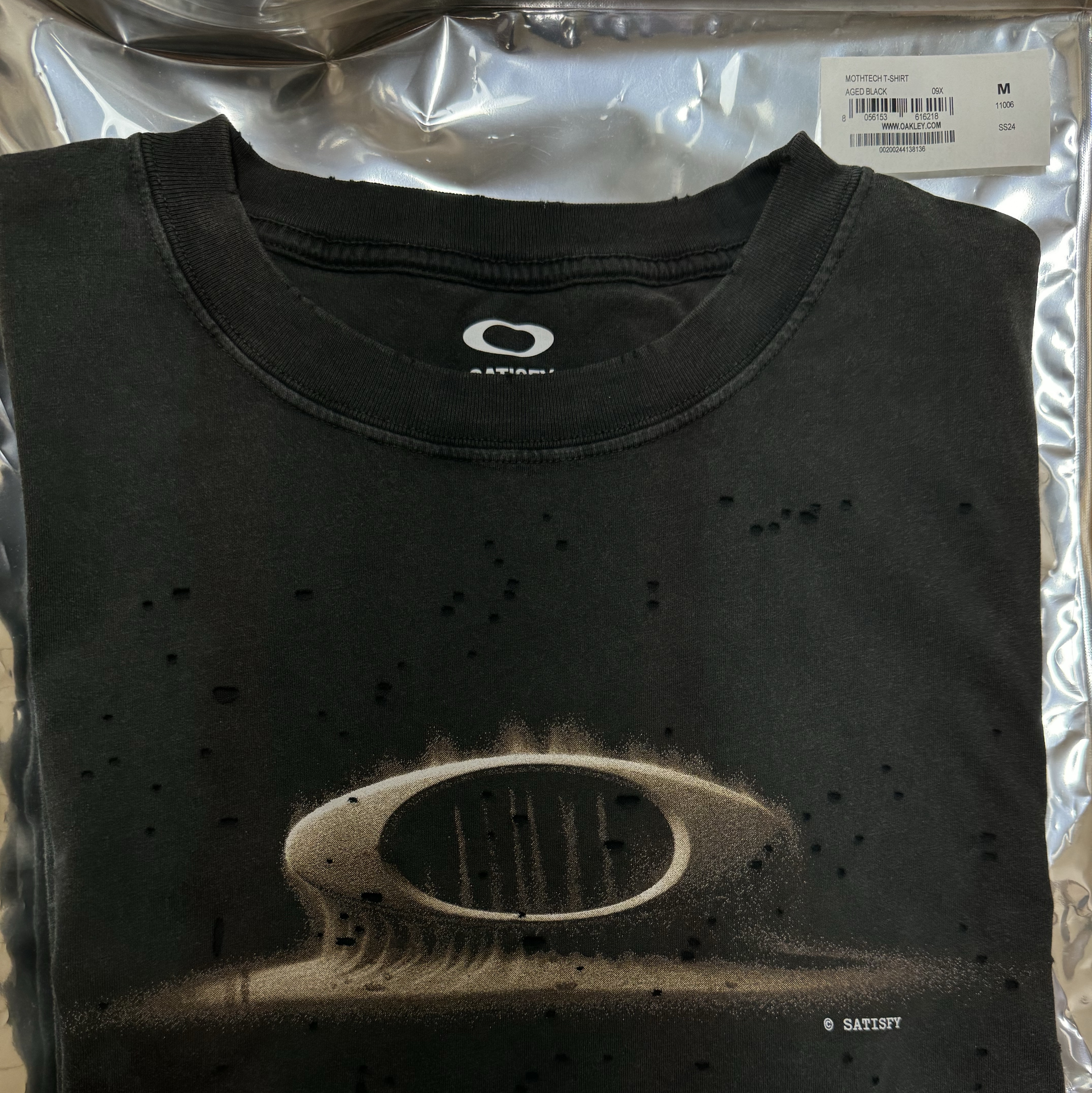 Oakley x Satisfy Mothtech T-Shirt Aged Black 착용 스타일