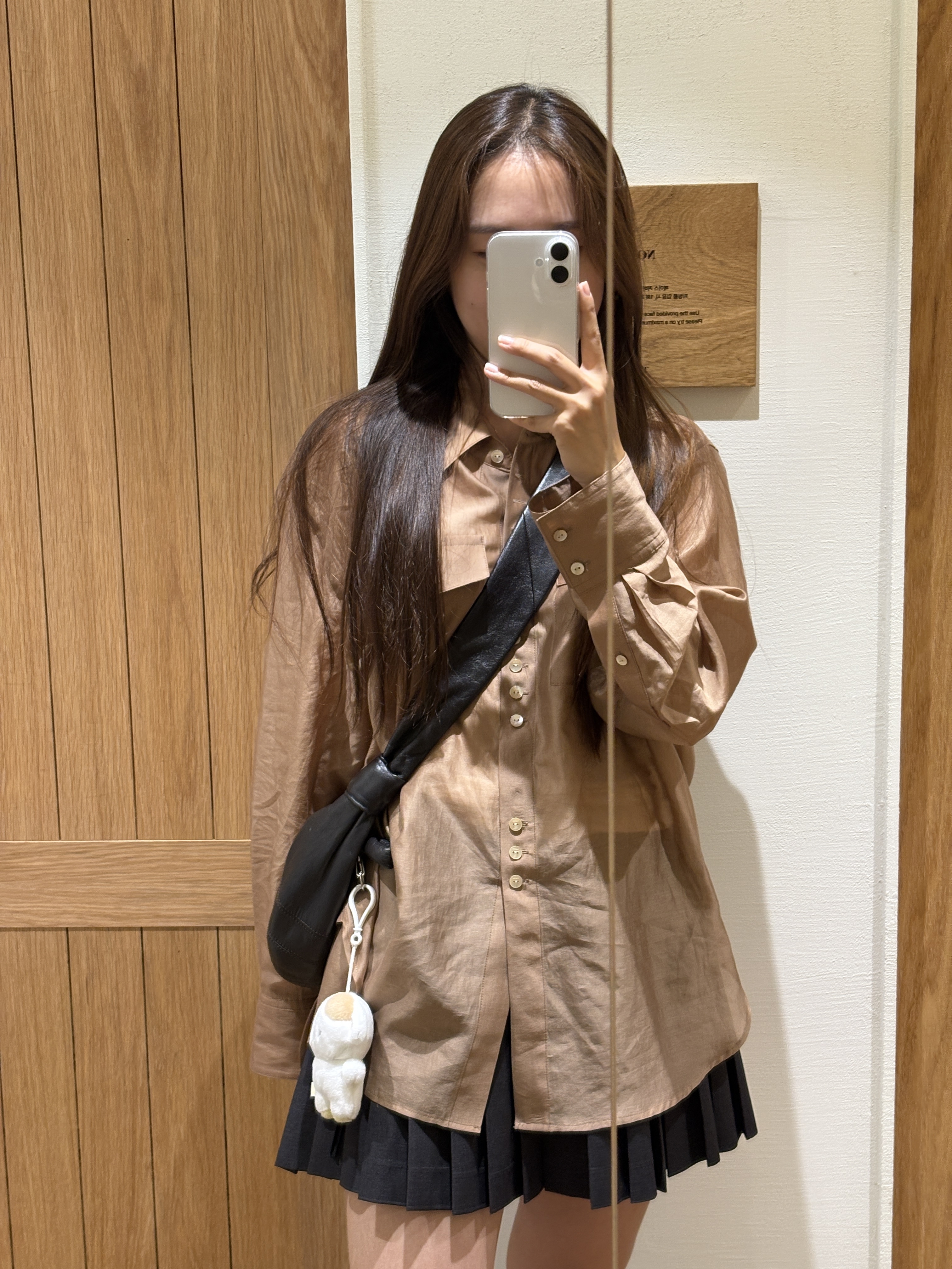 FARVEN Peanut Button Blouse Ivory, Lemaire Small Croissant Bag Soft Nappa Leather Dark Chocolate 착용 스타일 - 4