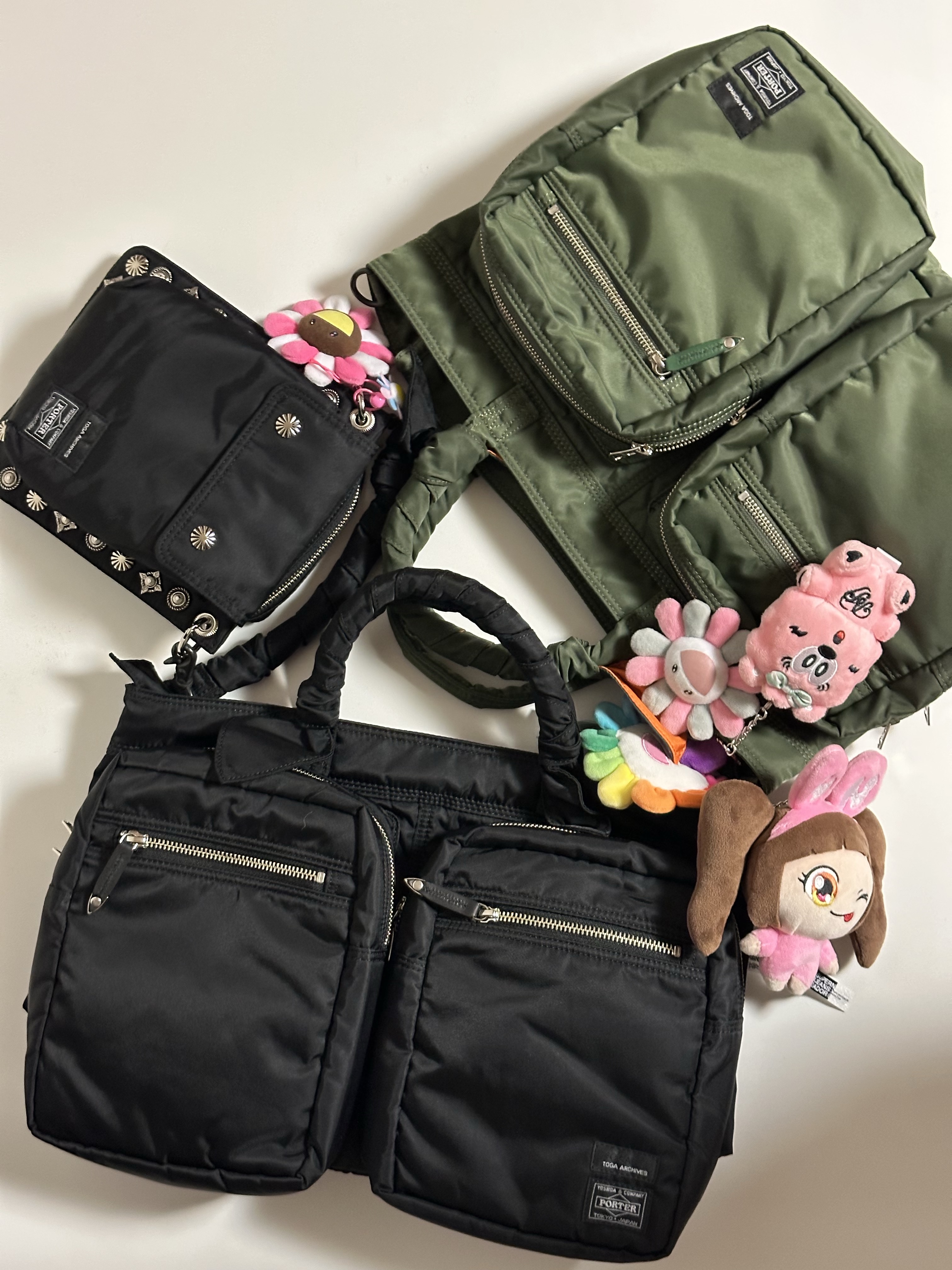 Porter x Toga Tote Bag Sage Green, Porter x Toga Shoulder Pouch Black 착용 스타일
