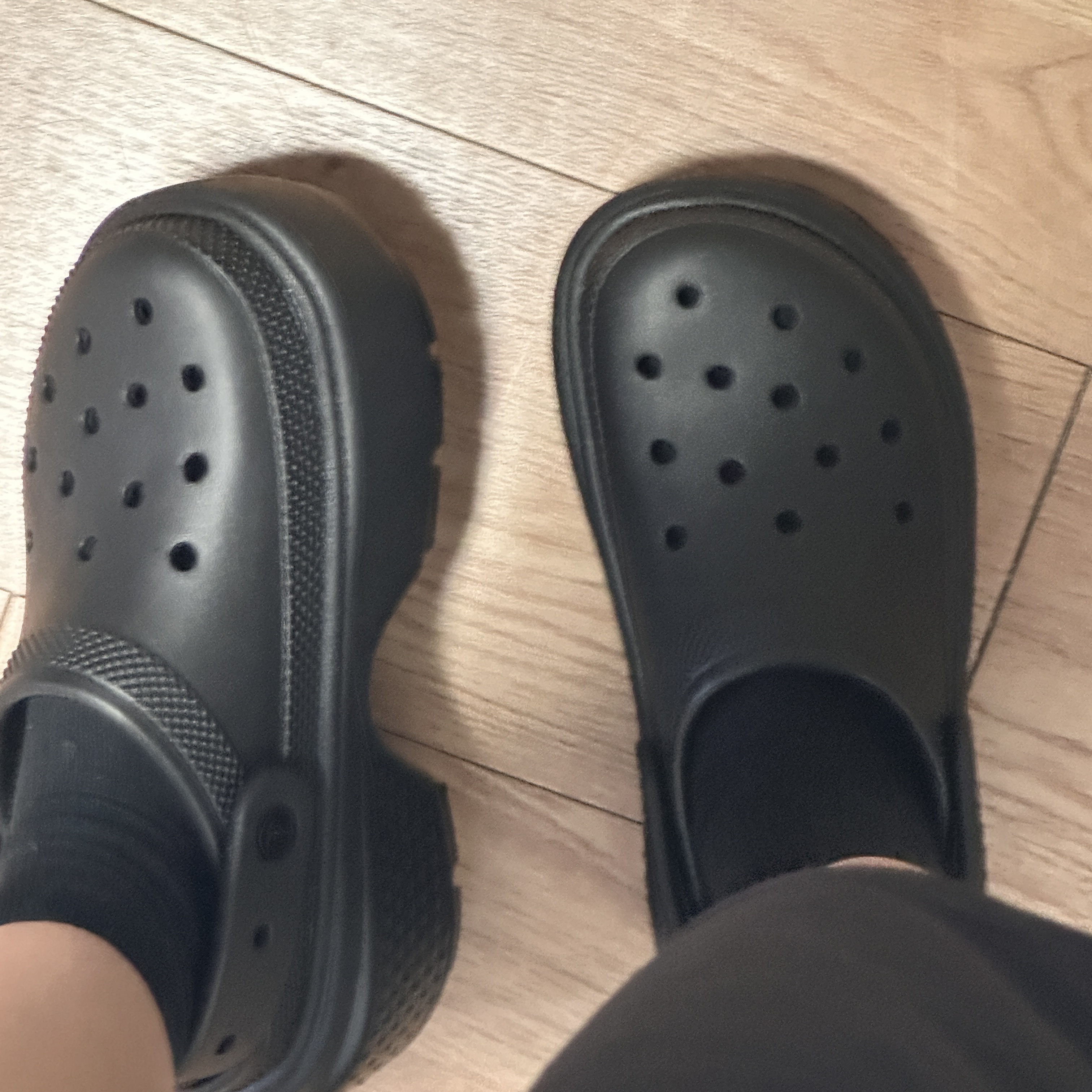 Crocs Stomp Clog Black 착용 스타일