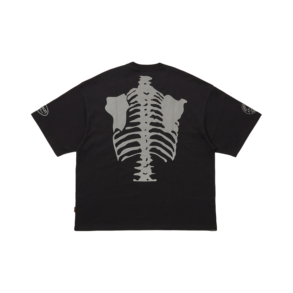 마스터마인드 월드 x 밴슨 본 SS 티 박시 핏 블랙 - 24FW(Mastermind World x Vanson Bone SS Tee Boxy Fit Black - 24FW)