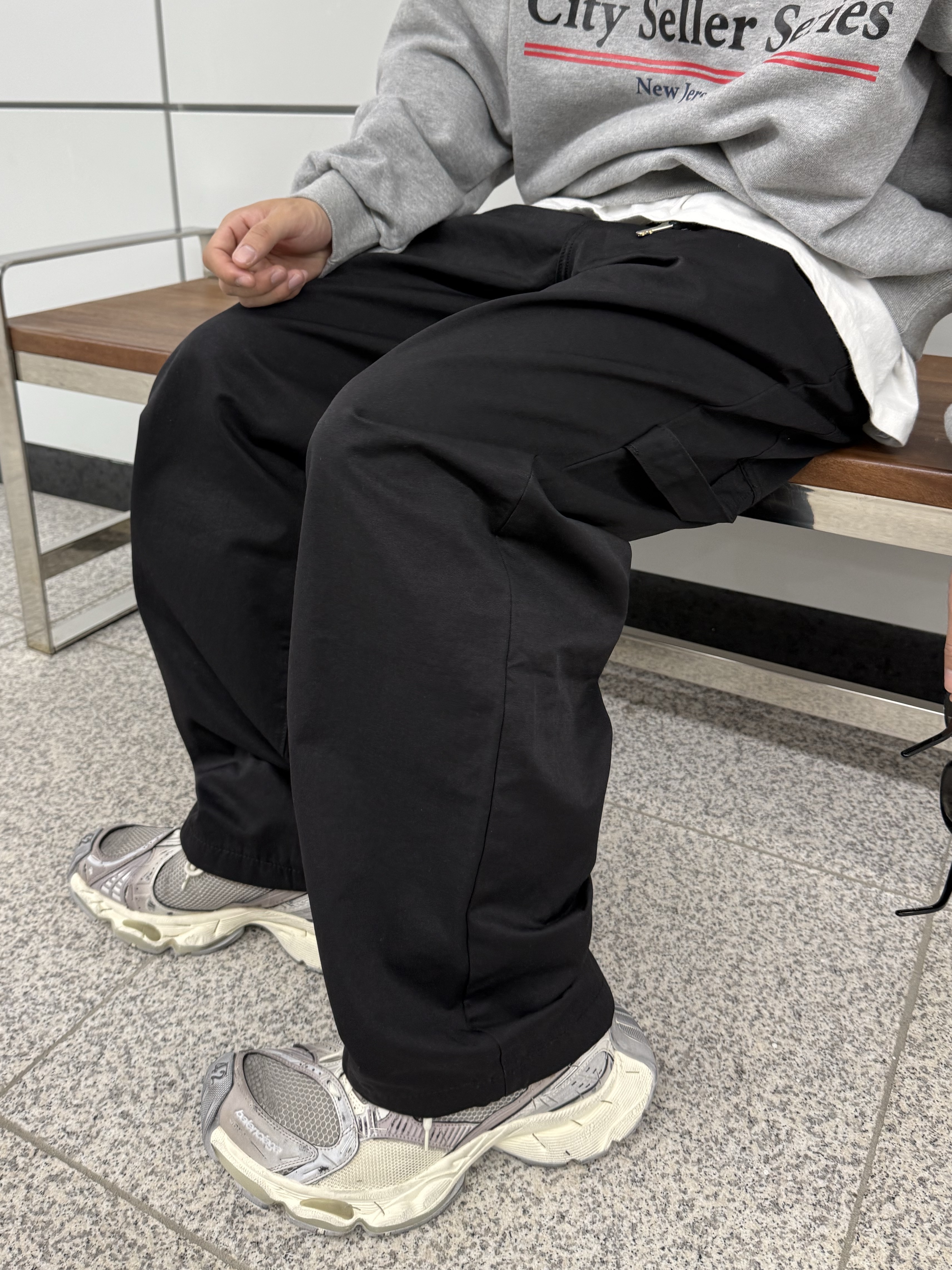Balenciaga Stapler Sneaker Beige Grey 착용 스타일 - 2