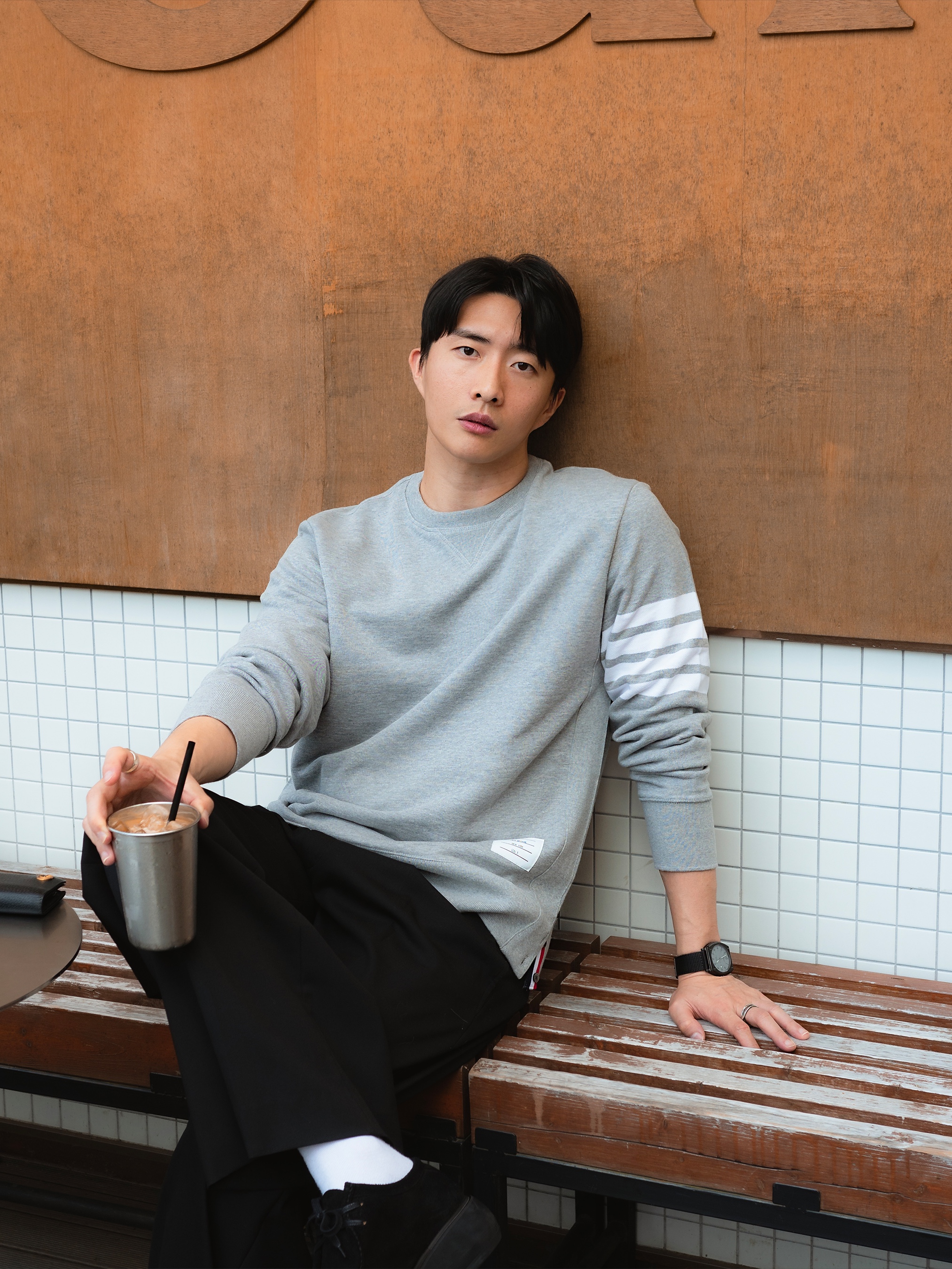 Thom Browne Engineered 4-Bar Sweatshirt Light Grey 착용 스타일 - 2