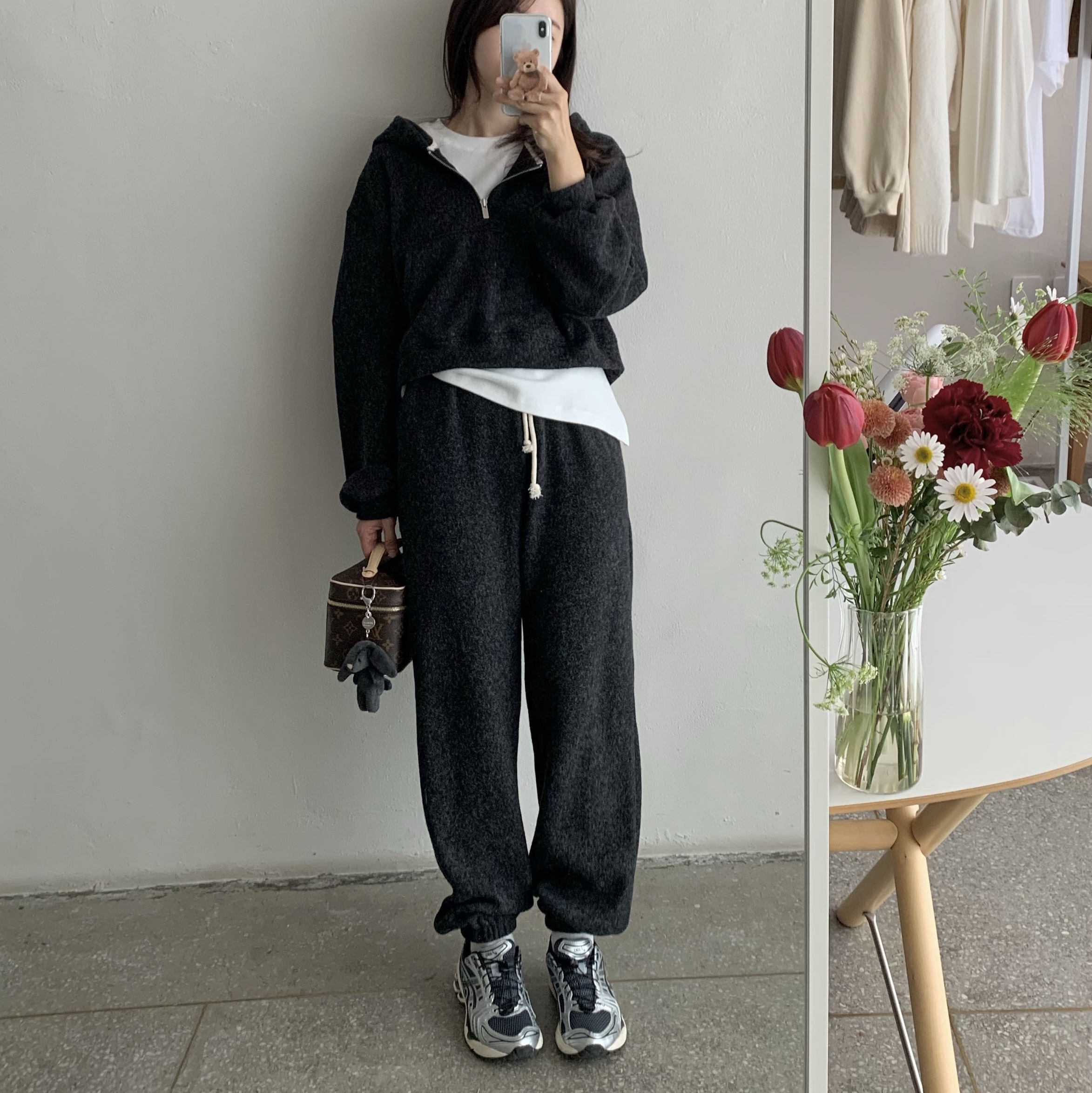 Louis Vuitton Nice Mini Toiletry Pouch Monogram, Asics Unlimited Gel-Kayano 14 Carrier Grey Black 착용 스타일 - 1
