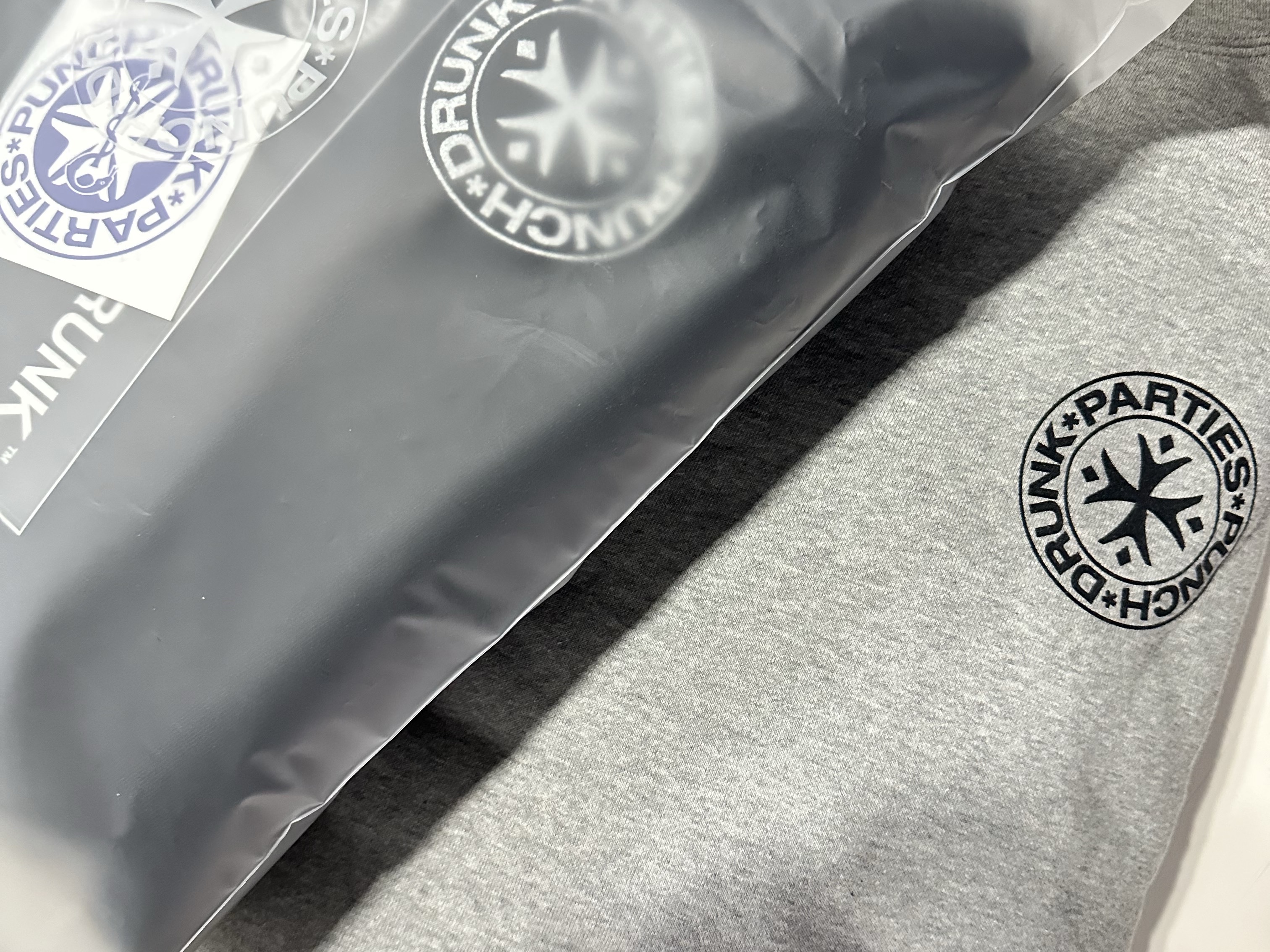 Punch Drunk Parties Circle Logo Oversized Hoodie Gray, Punch Drunk Parties Circle Logo Oversized Hoodie Black 착용 스타일 - 1