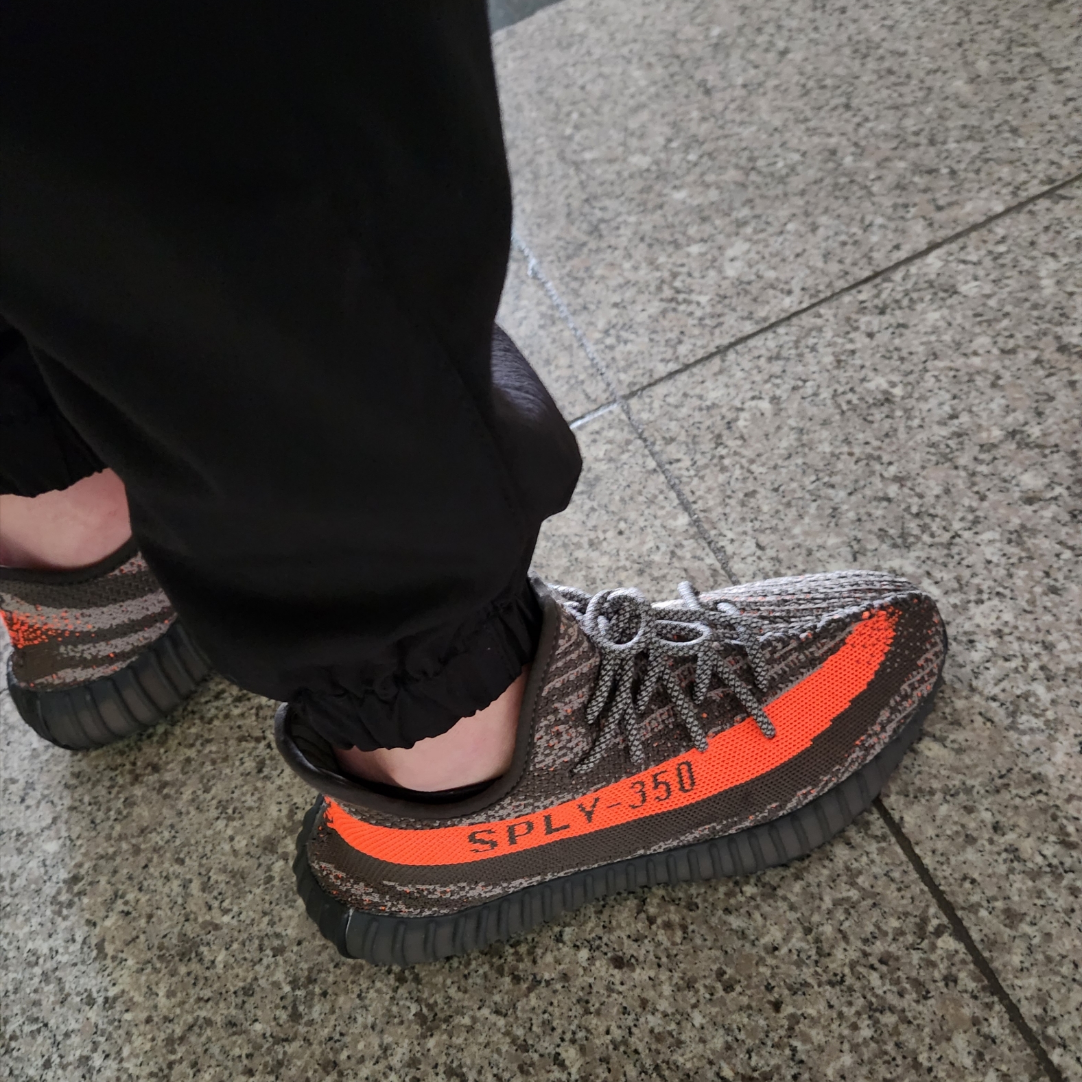 Adidas Yeezy Boost 350 V2 Carbon Beluga 착용 스타일 - 2