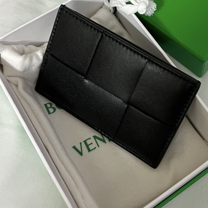Bottega Veneta Credit Card Case Calfskin Black 착용 스타일
